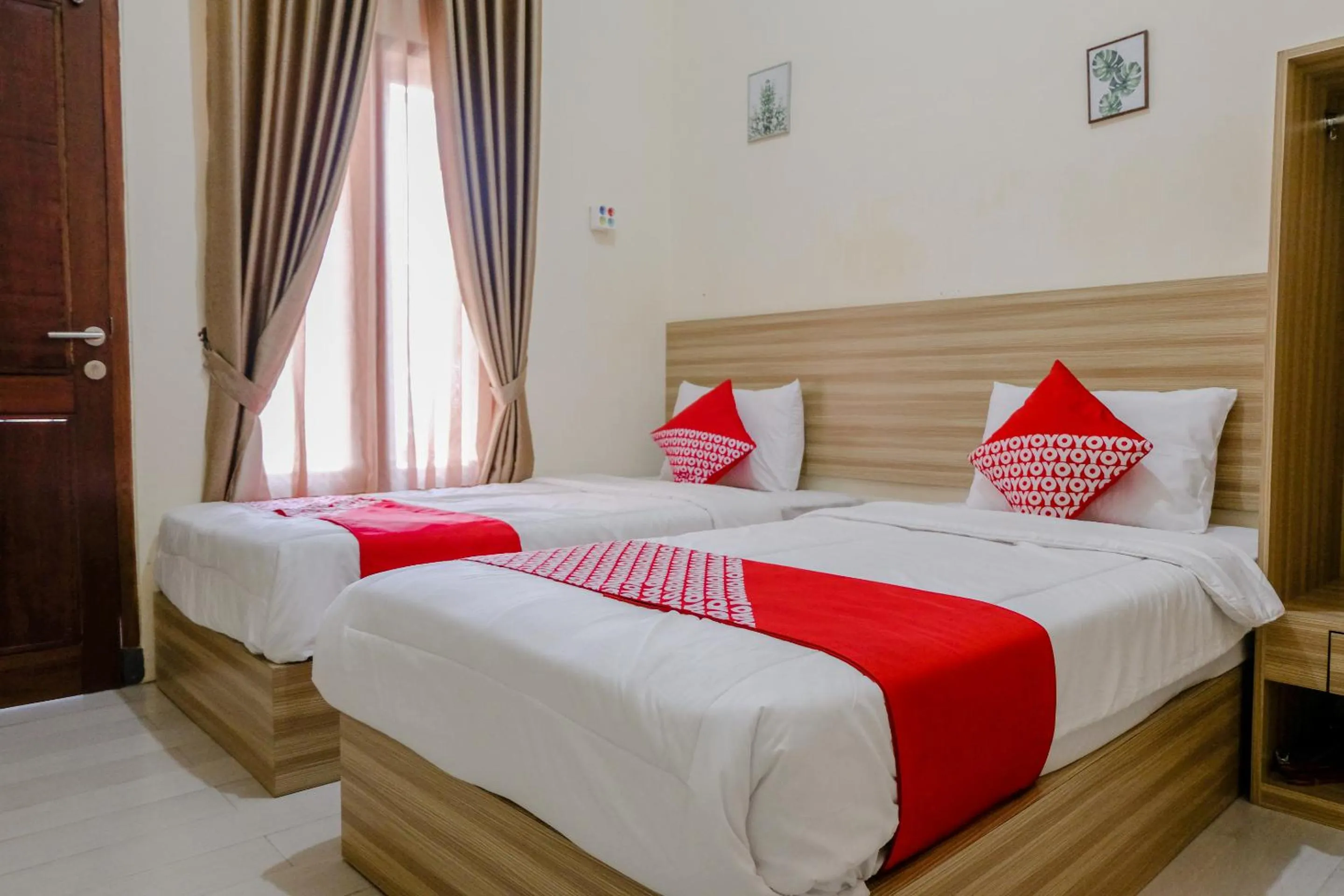 Photo of the whole room, Bed in OYO 1566 El Reyshi Family Residence Syariah