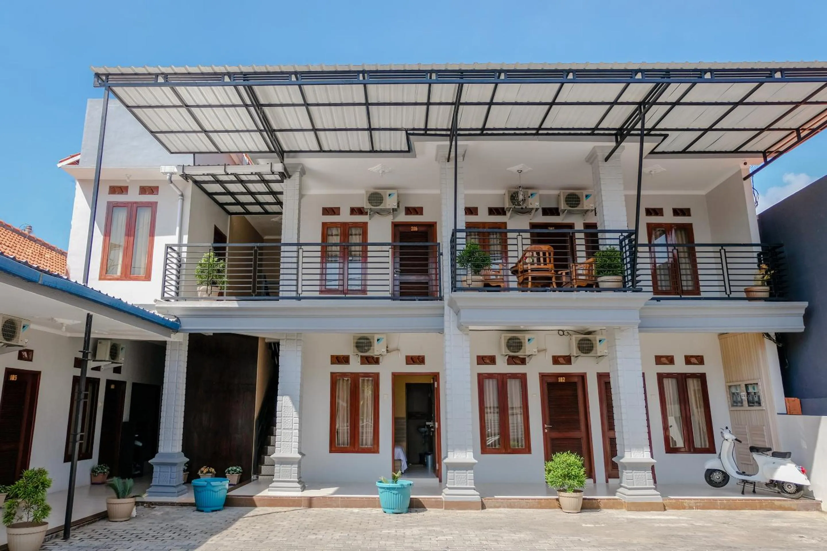 Facade/entrance in OYO 1566 El Reyshi Family Residence Syariah