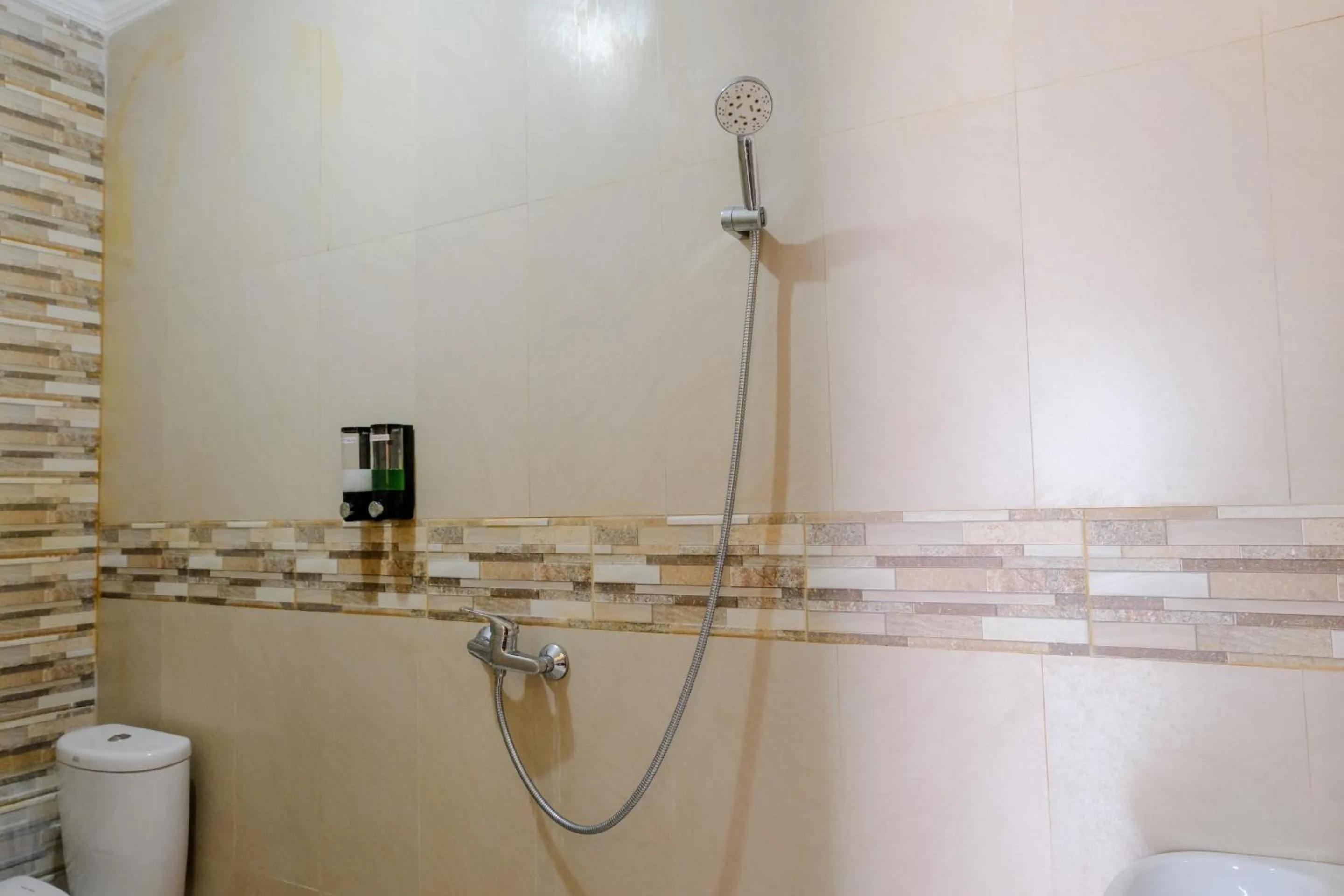 Bathroom in OYO 1566 El Reyshi Family Residence Syariah