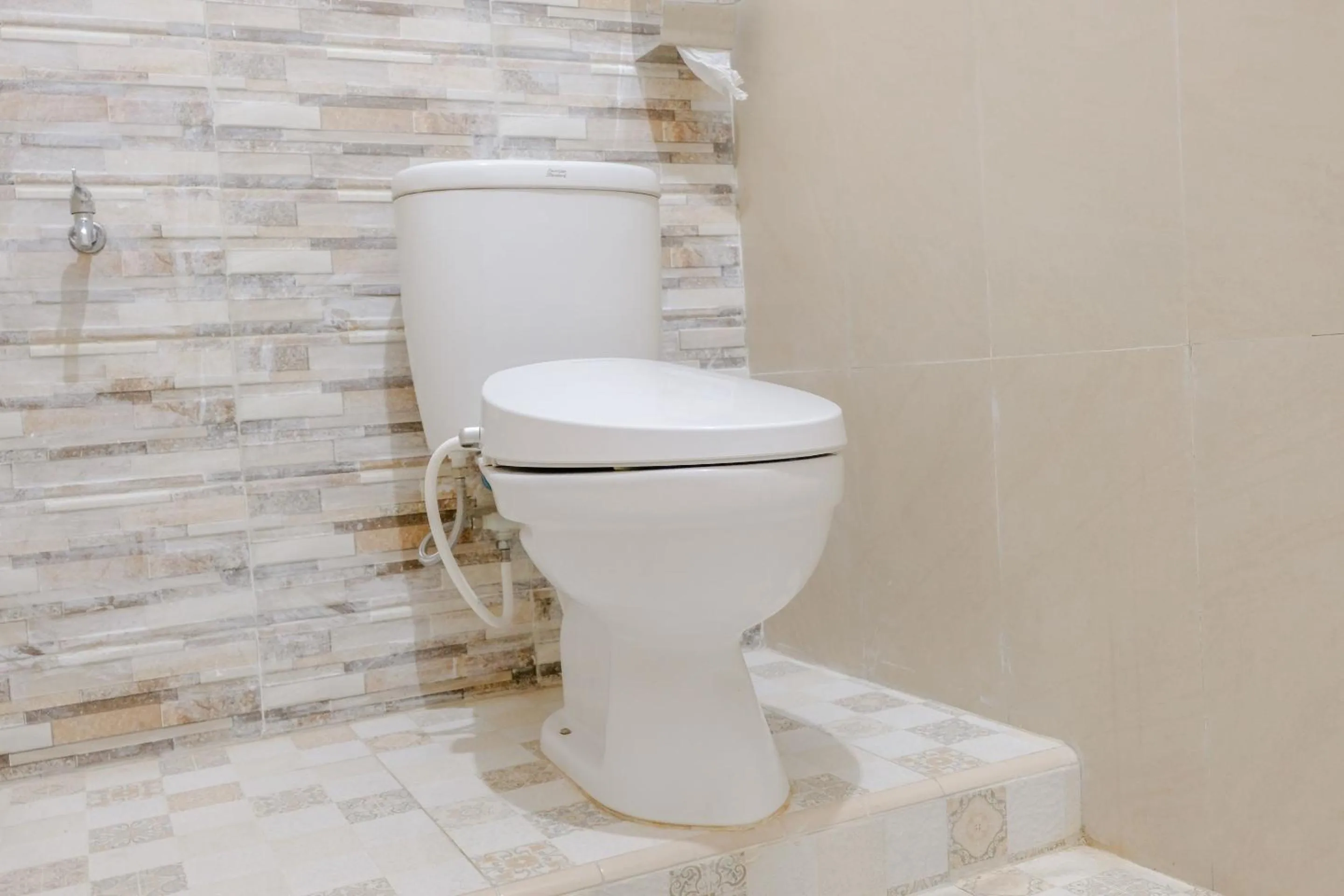 Bathroom in OYO 1566 El Reyshi Family Residence Syariah