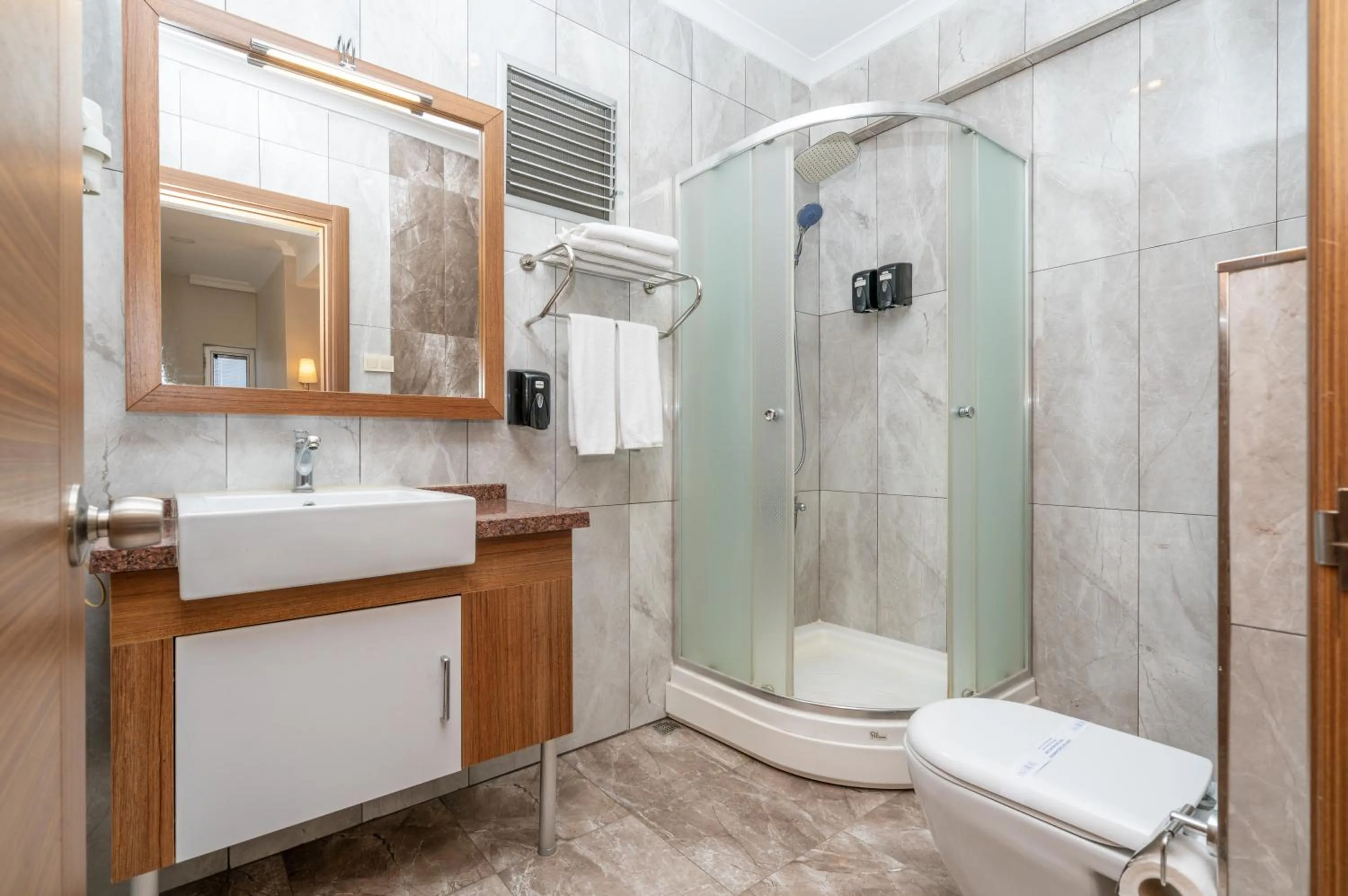 Shower in The Bostancı Otel