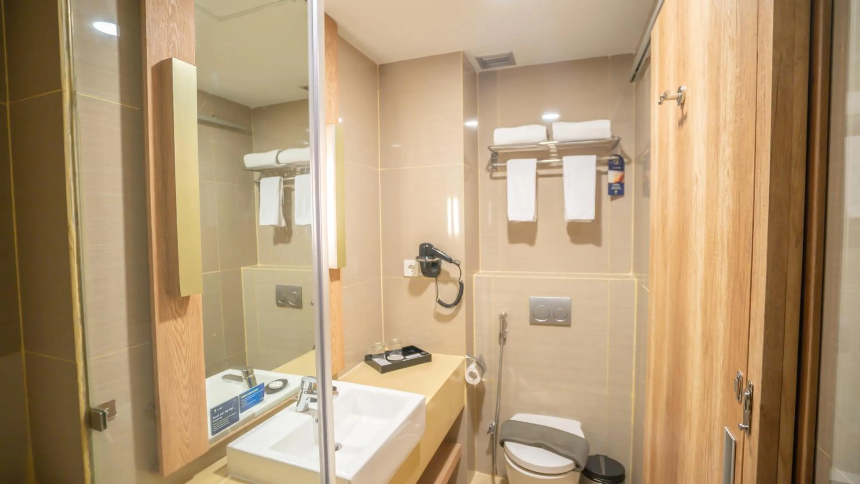 Toilet in Bigland Bogor Hotel Powered by Archipelago