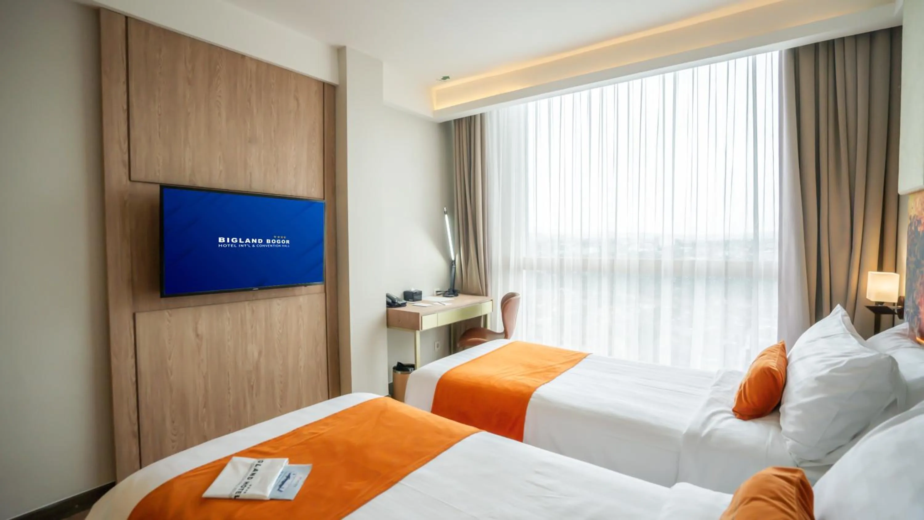 TV and multimedia, Bed in Bigland Bogor Hotel Powered by Archipelago