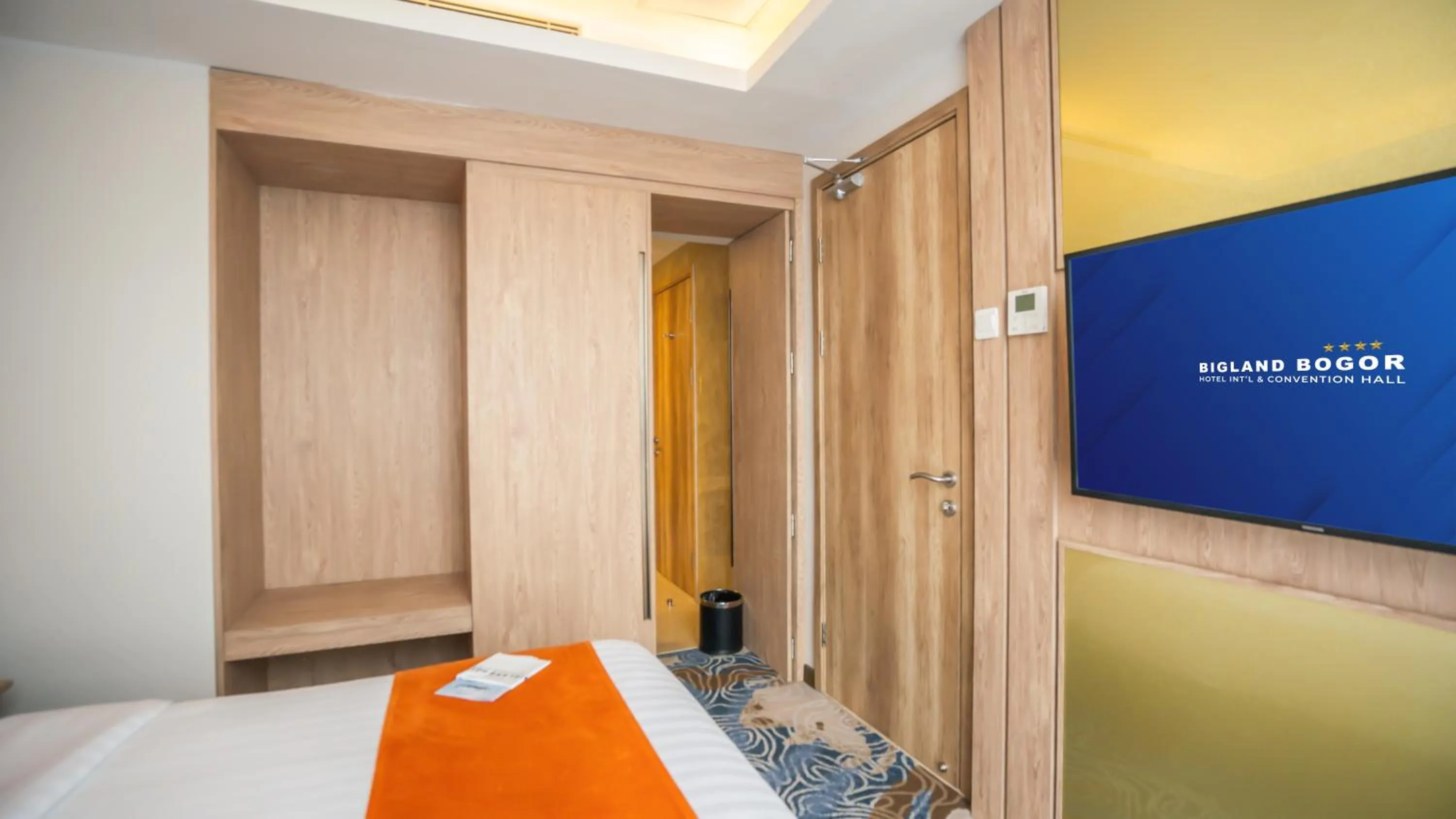 TV and multimedia, Bed in Bigland Bogor Hotel Powered by Archipelago