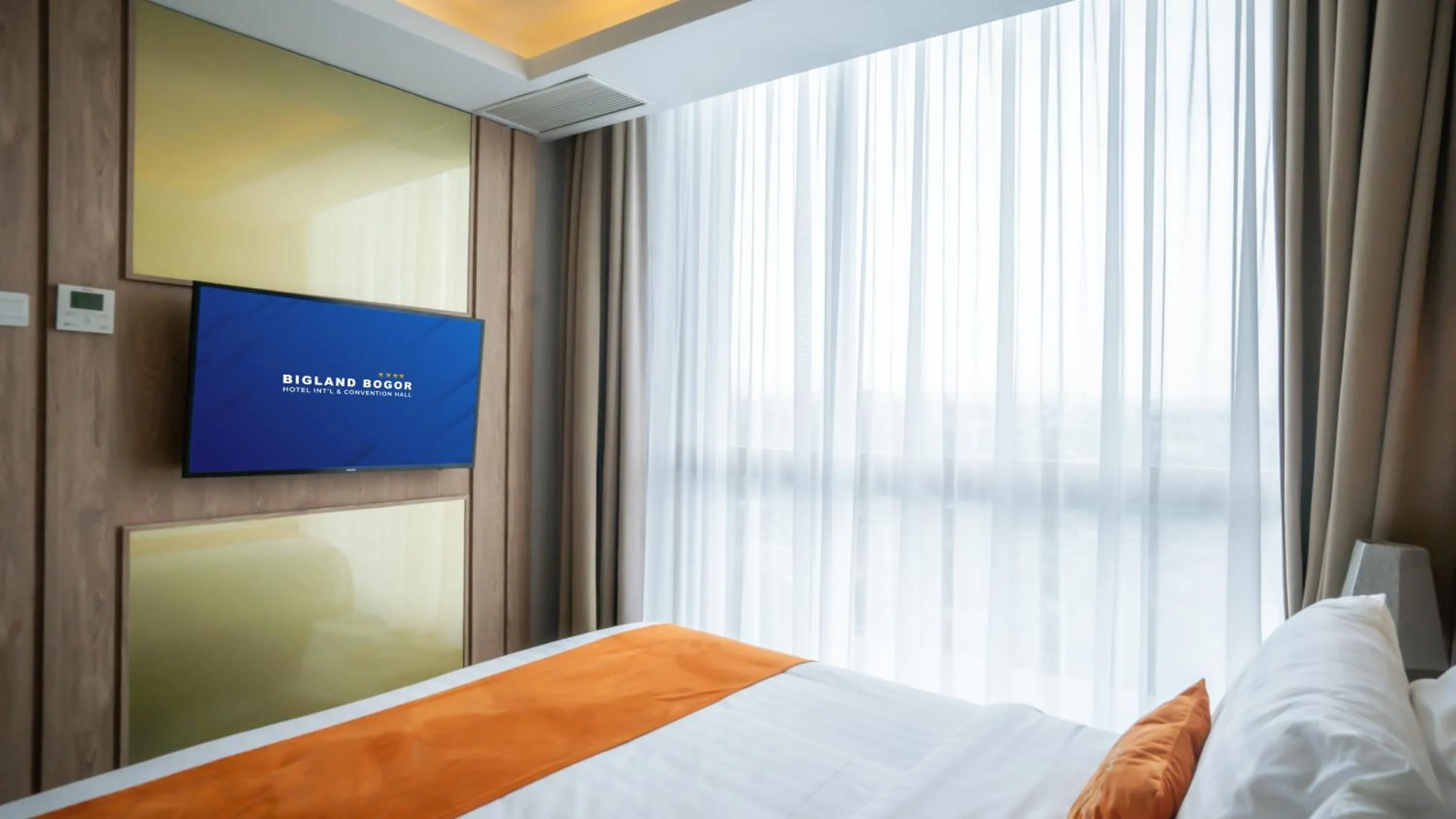 TV and multimedia, Bed in Bigland Bogor Hotel Powered by Archipelago