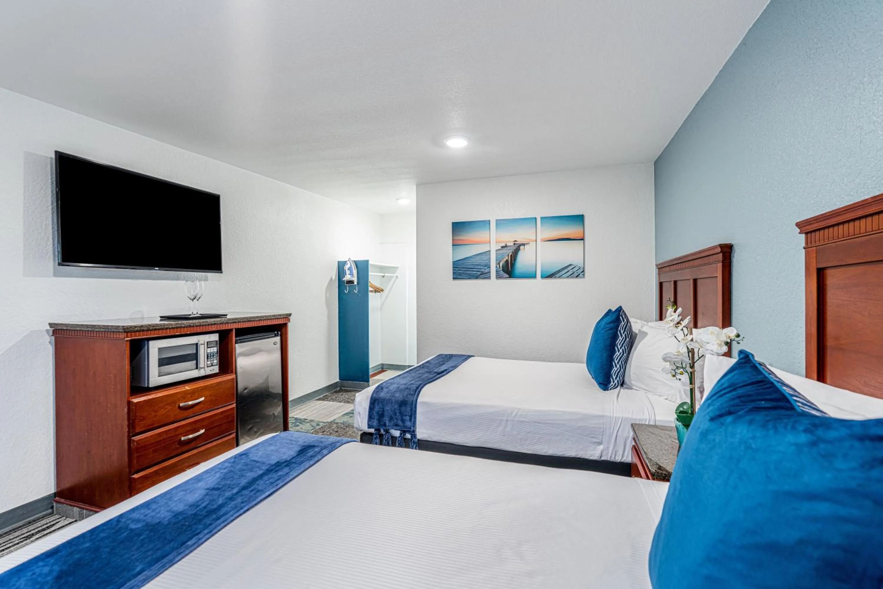 Bed, TV/Entertainment Center in Pacific Inn and Suites