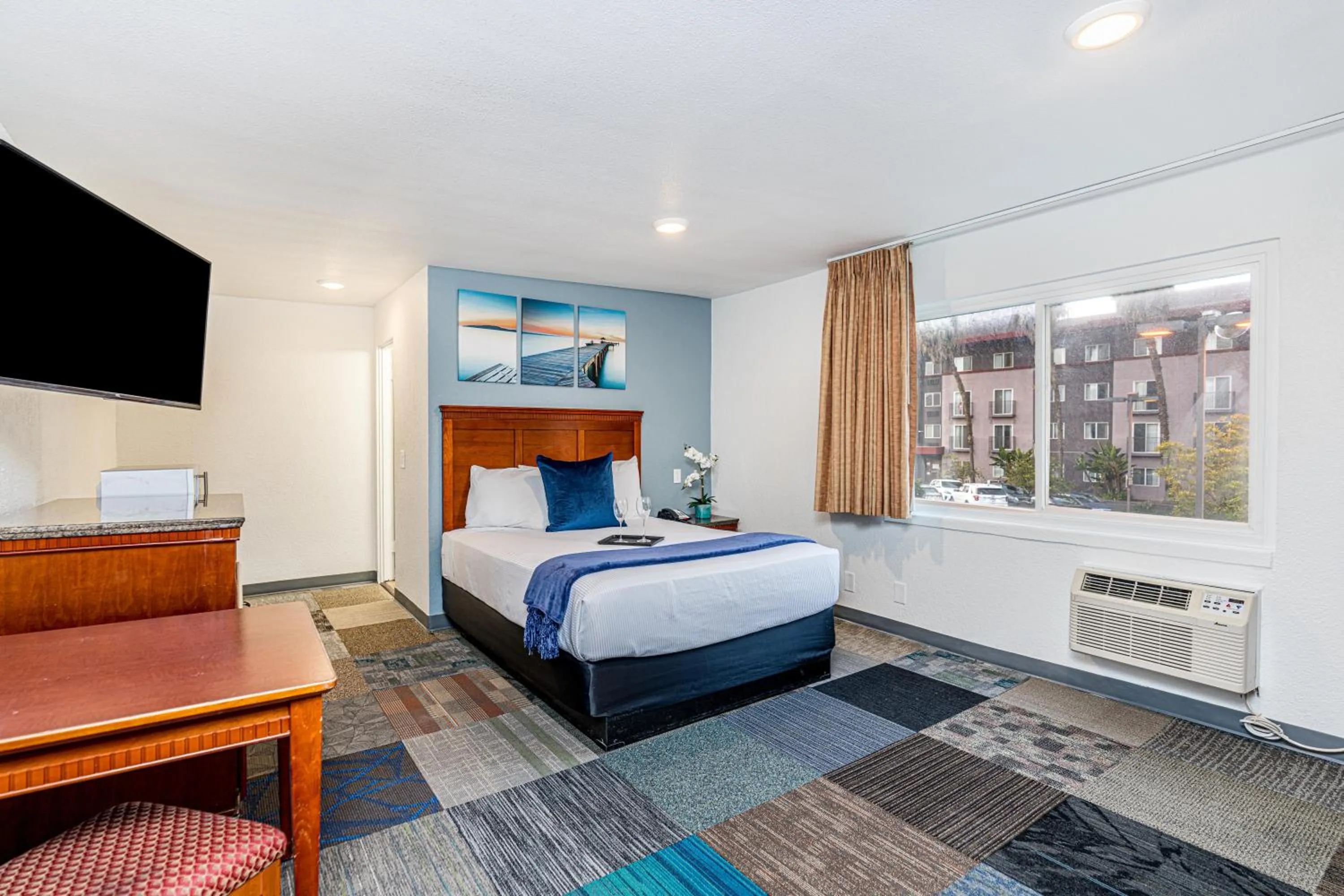 Bed in Pacific Inn and Suites