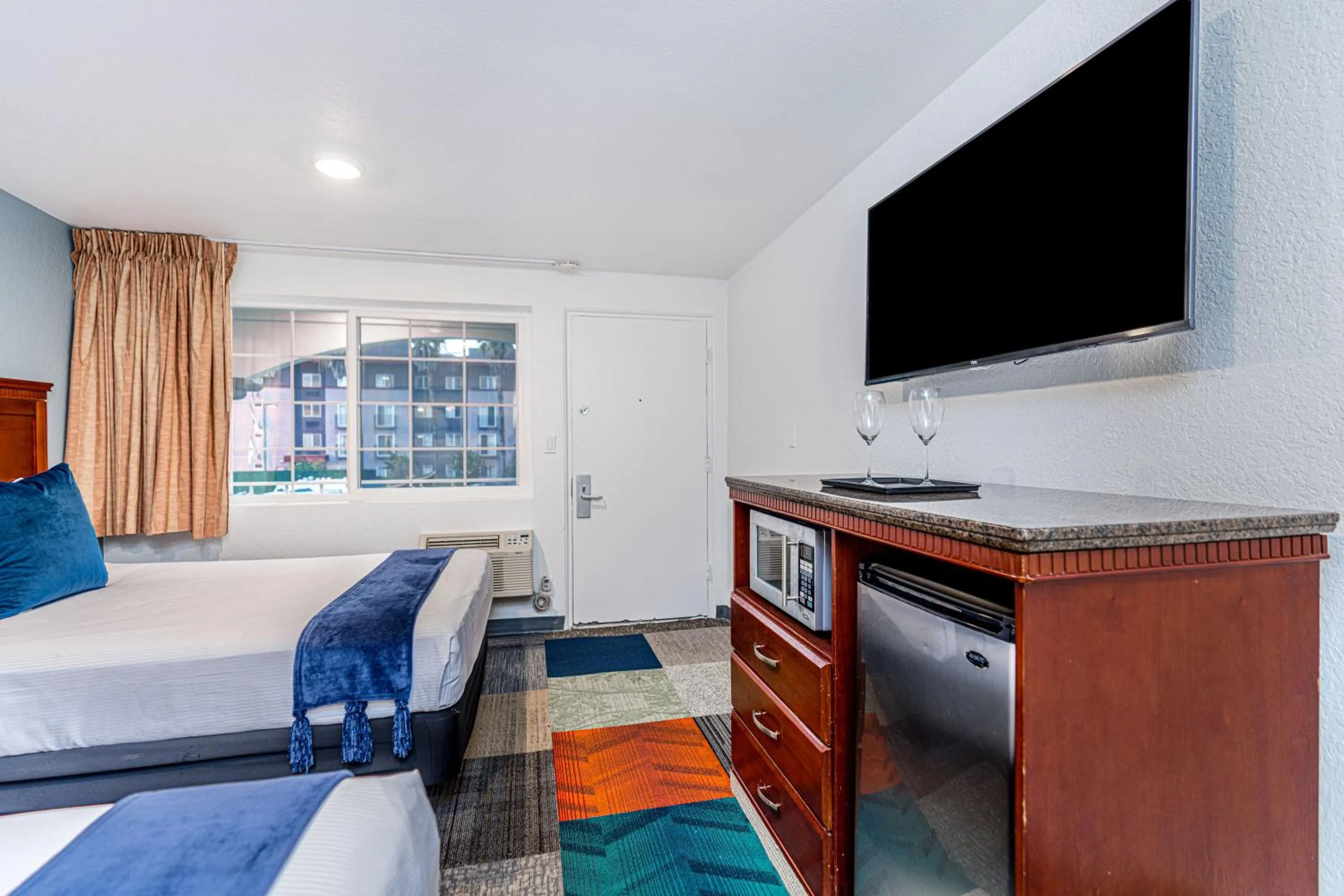 TV and multimedia, TV/Entertainment Center in Pacific Inn and Suites