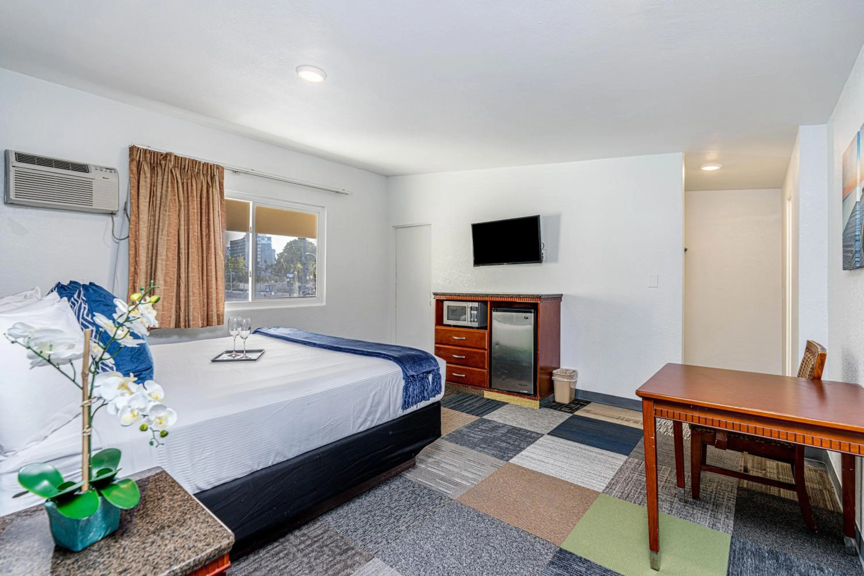 Photo of the whole room in Pacific Inn and Suites