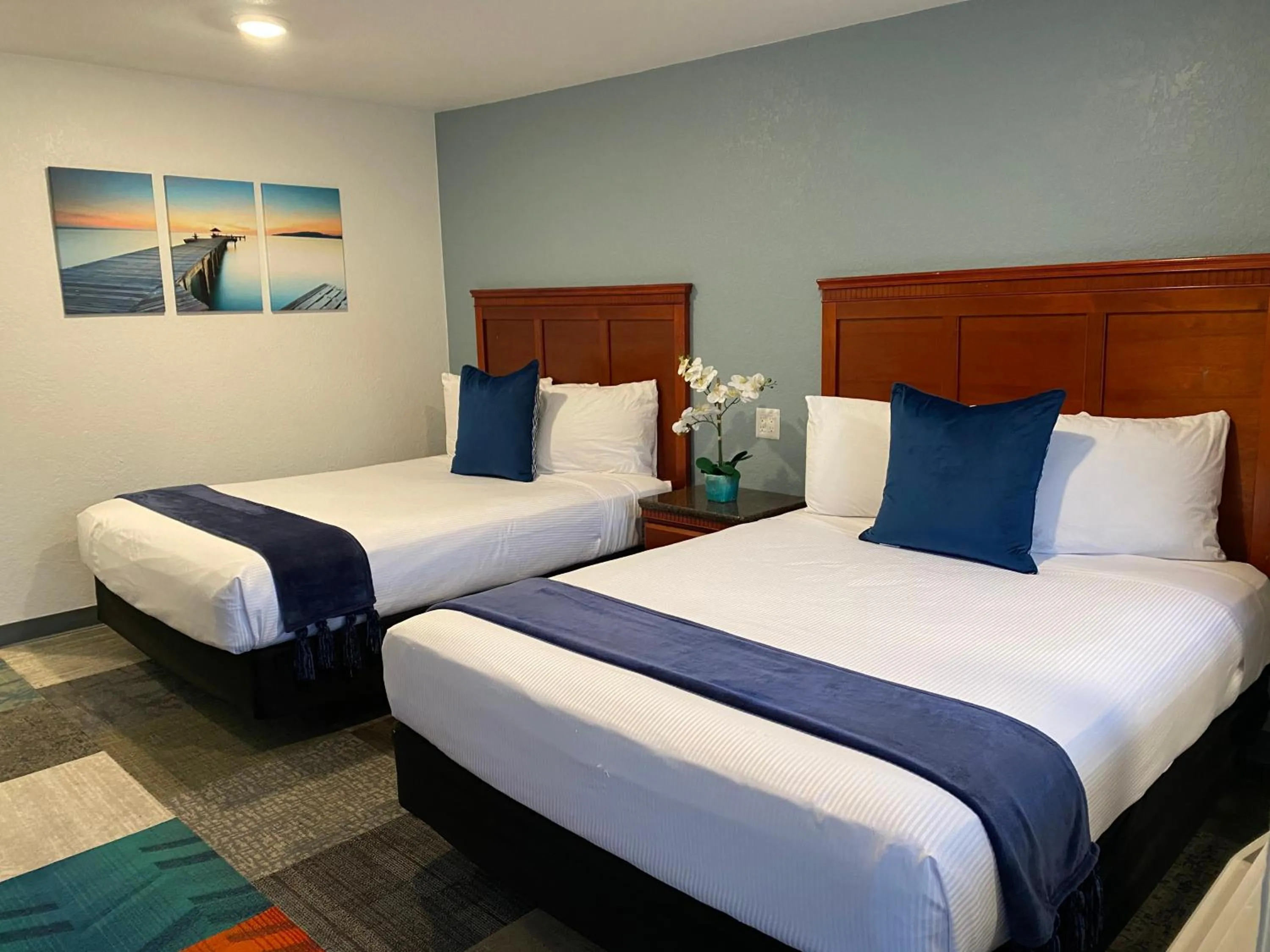 Bed in Pacific Inn and Suites