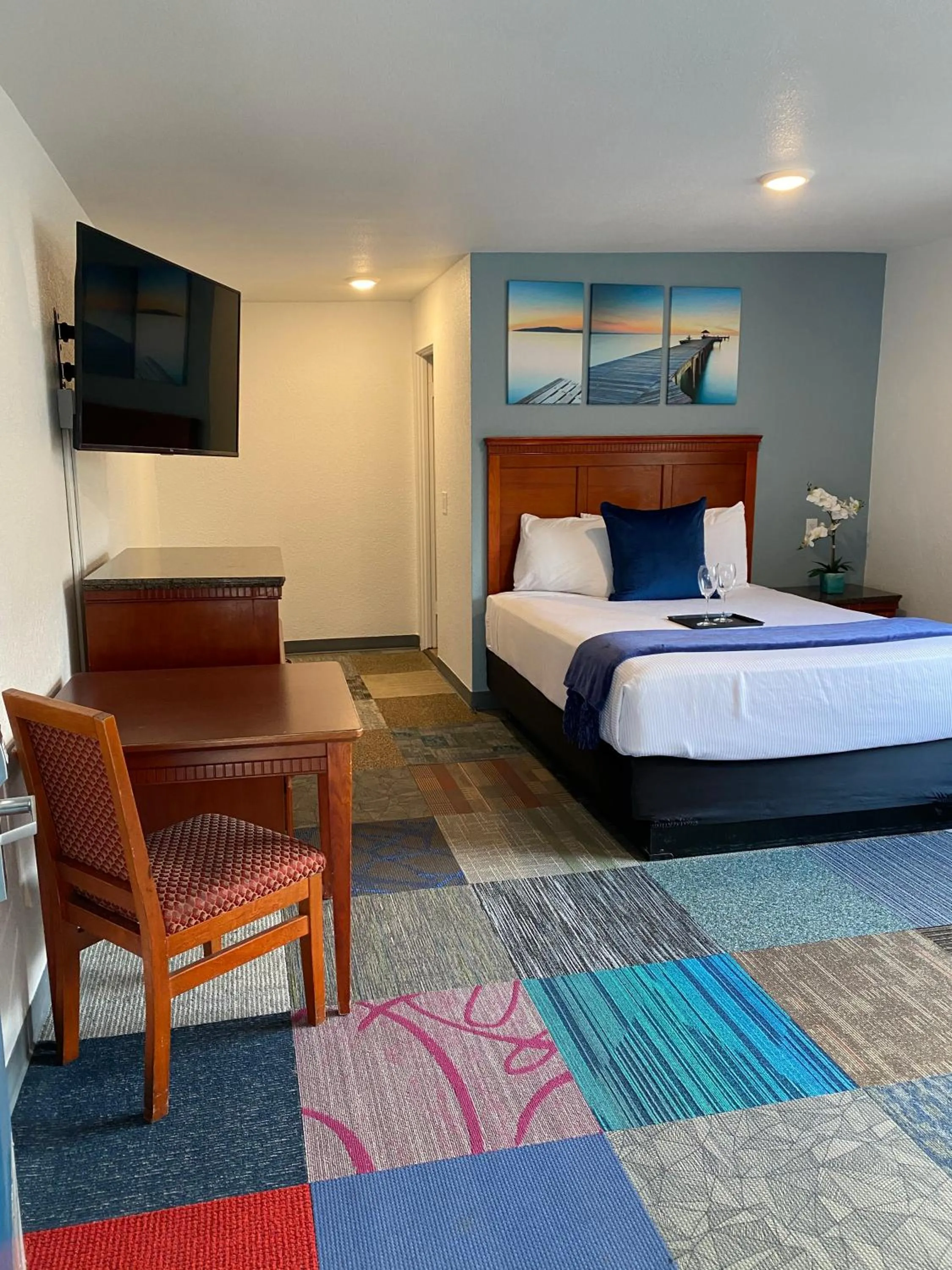 Bed in Pacific Inn and Suites