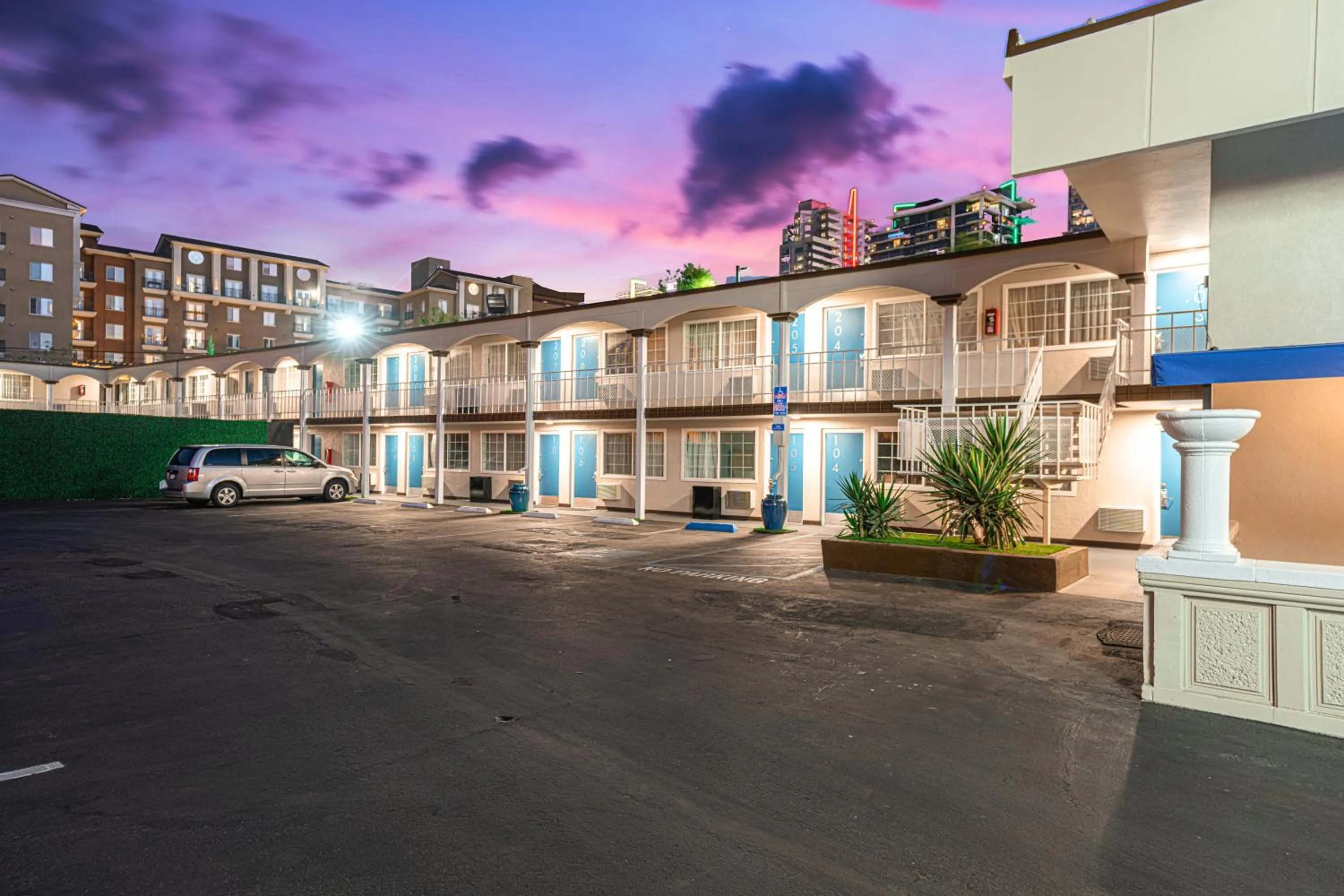 Property Building in Pacific Inn and Suites