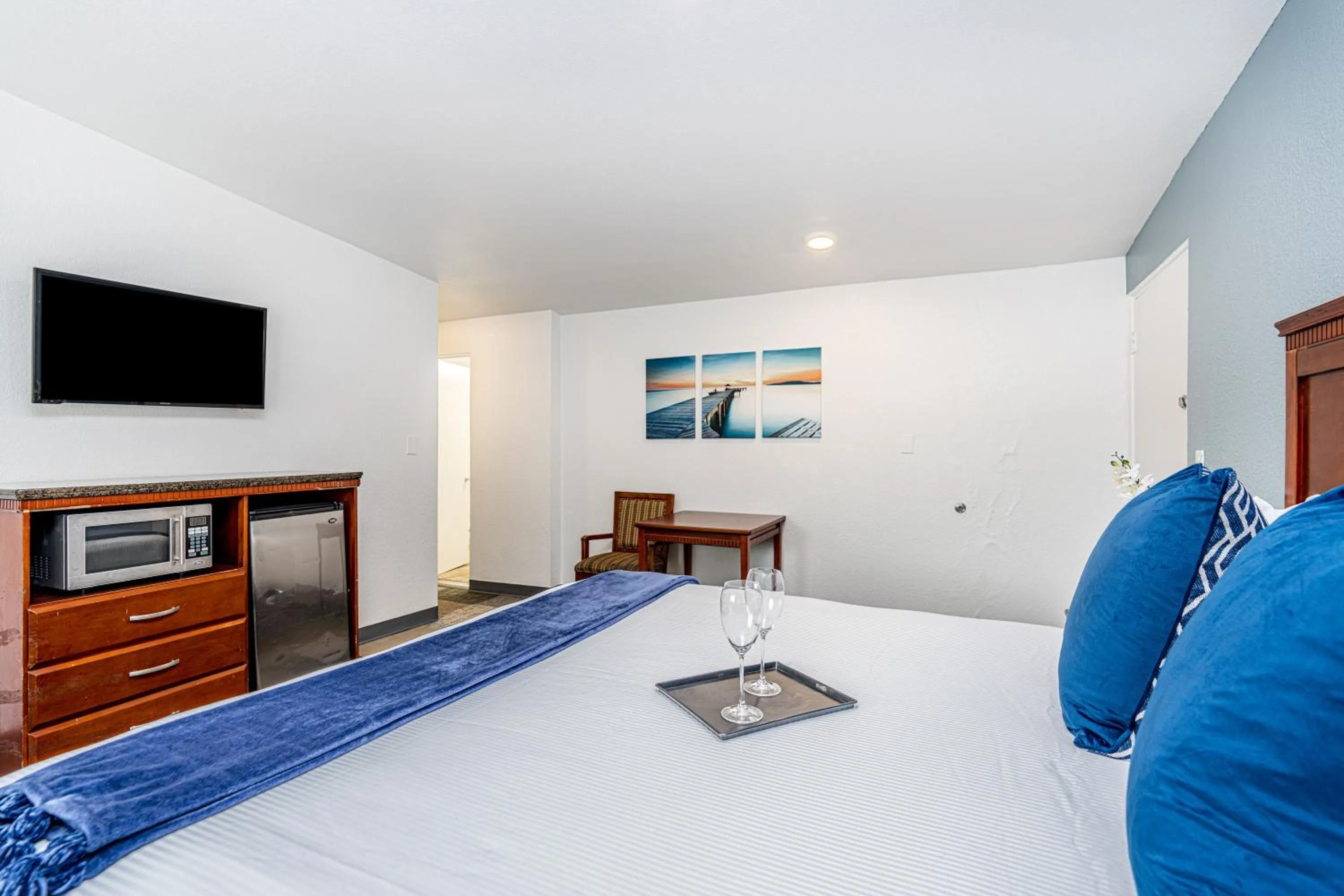 TV and multimedia, TV/Entertainment Center in Pacific Inn and Suites