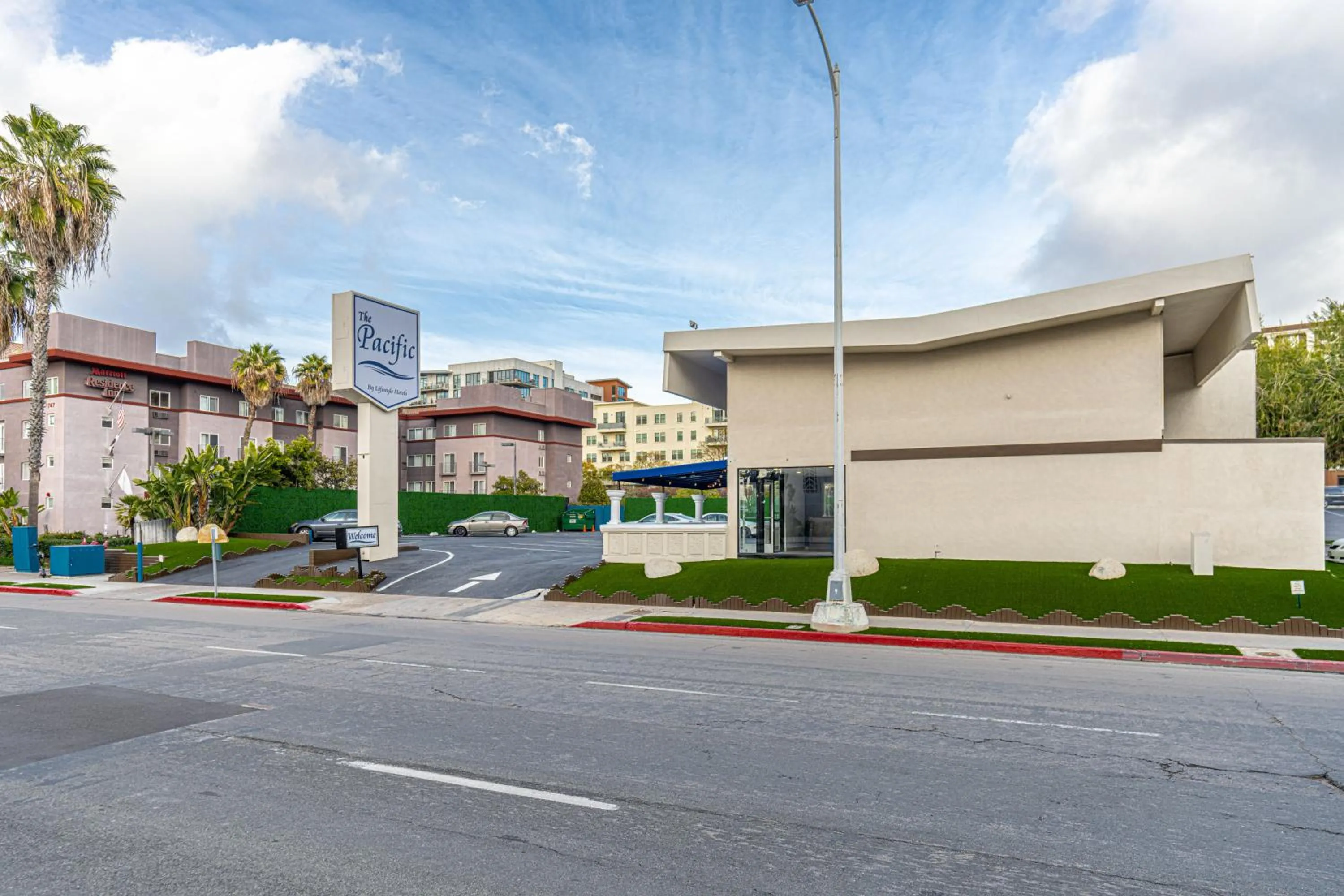 Property Building in Pacific Inn and Suites