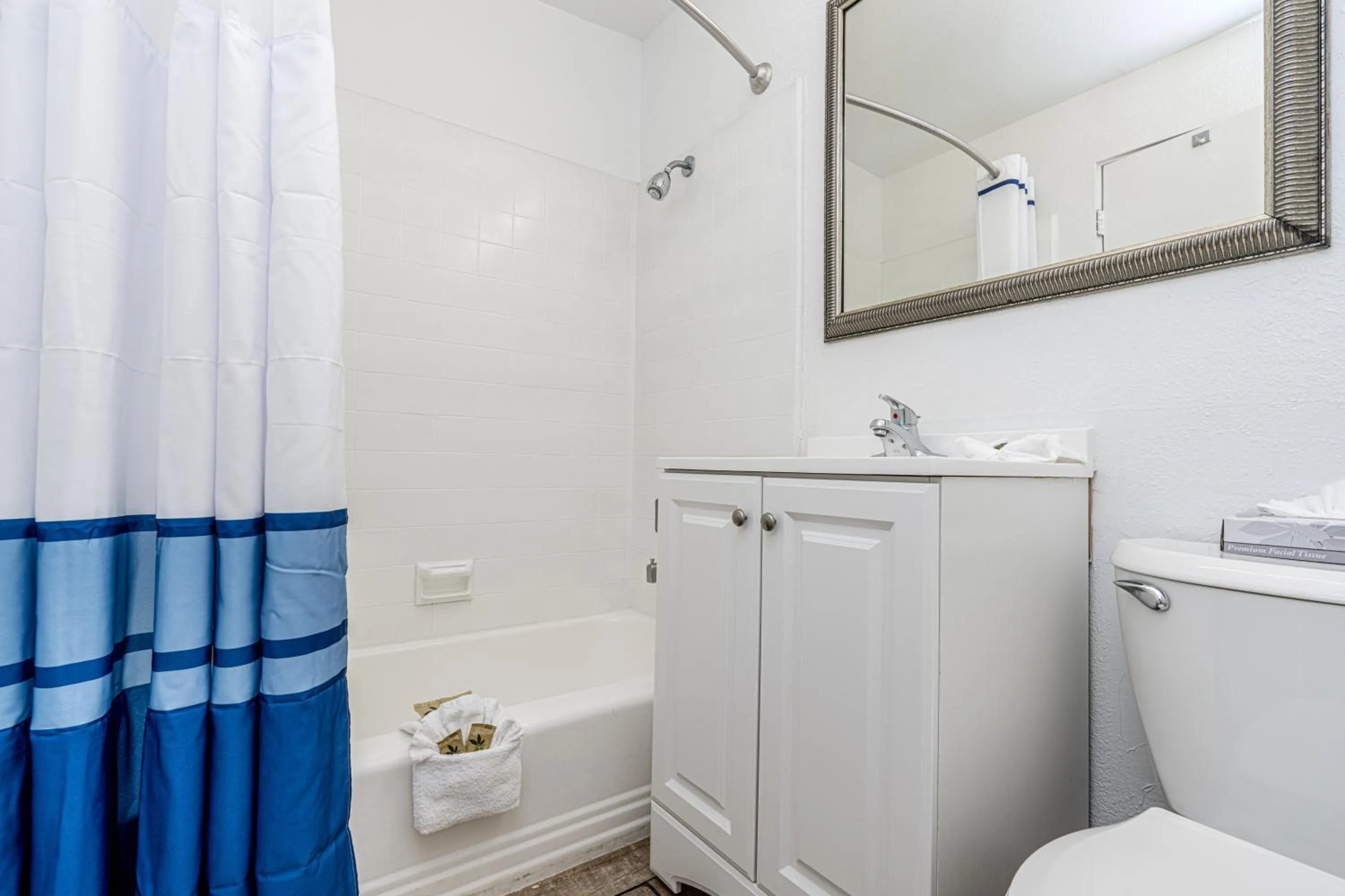 Bathroom in Pacific Inn and Suites