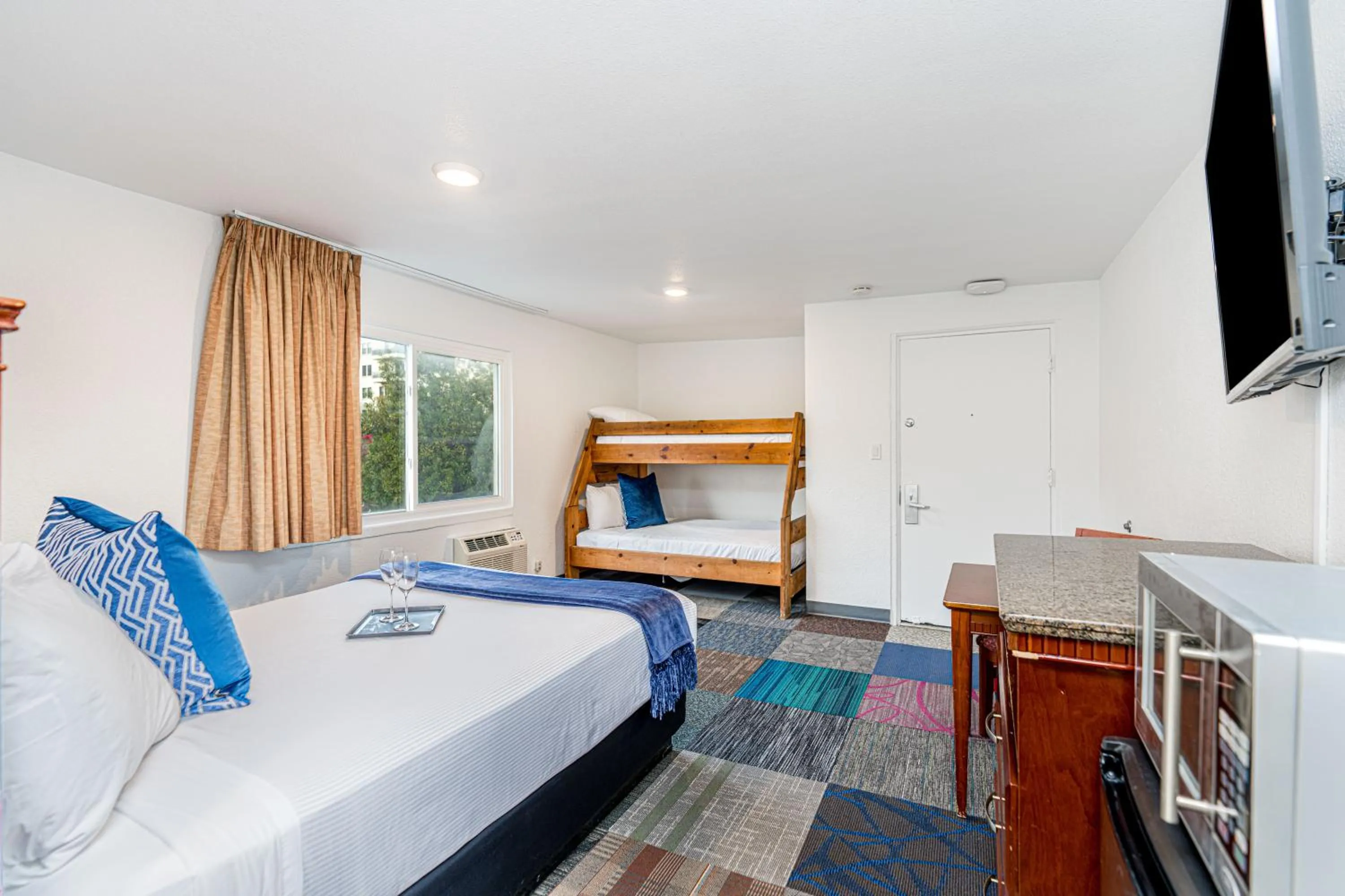 Photo of the whole room in Pacific Inn and Suites