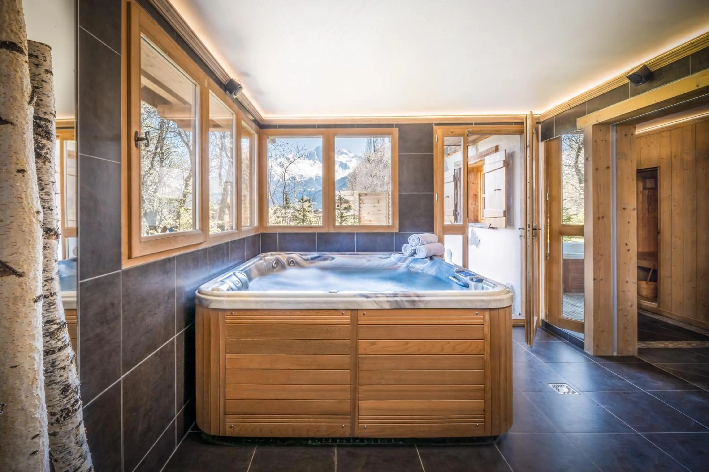 Hot Tub in Chalet Jardin d'Angèle Chambres d'hôtes