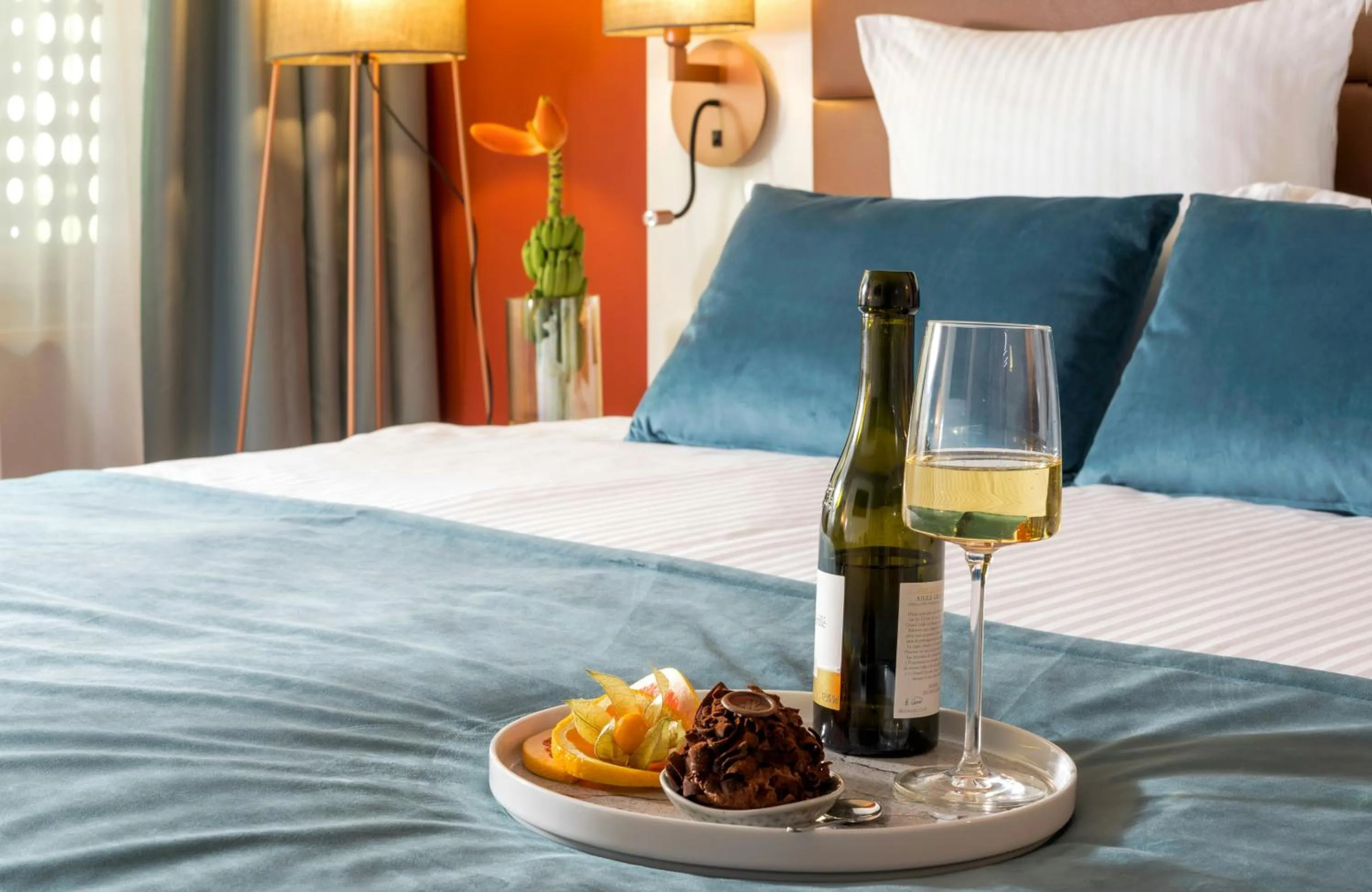 Food and drinks, Bed in Leonardo Hotel Zurich Airport