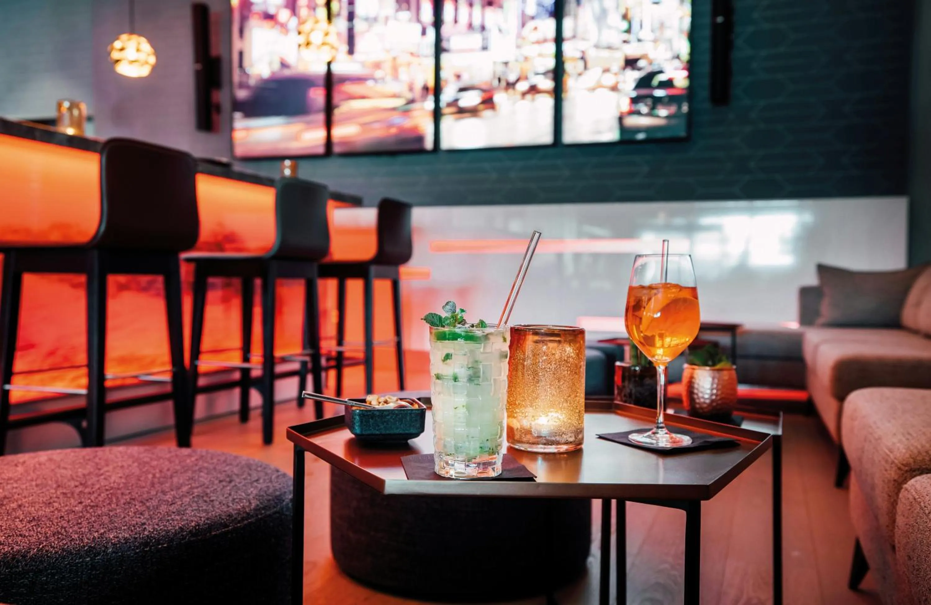 Lounge or bar in Leonardo Hotel Zurich Airport