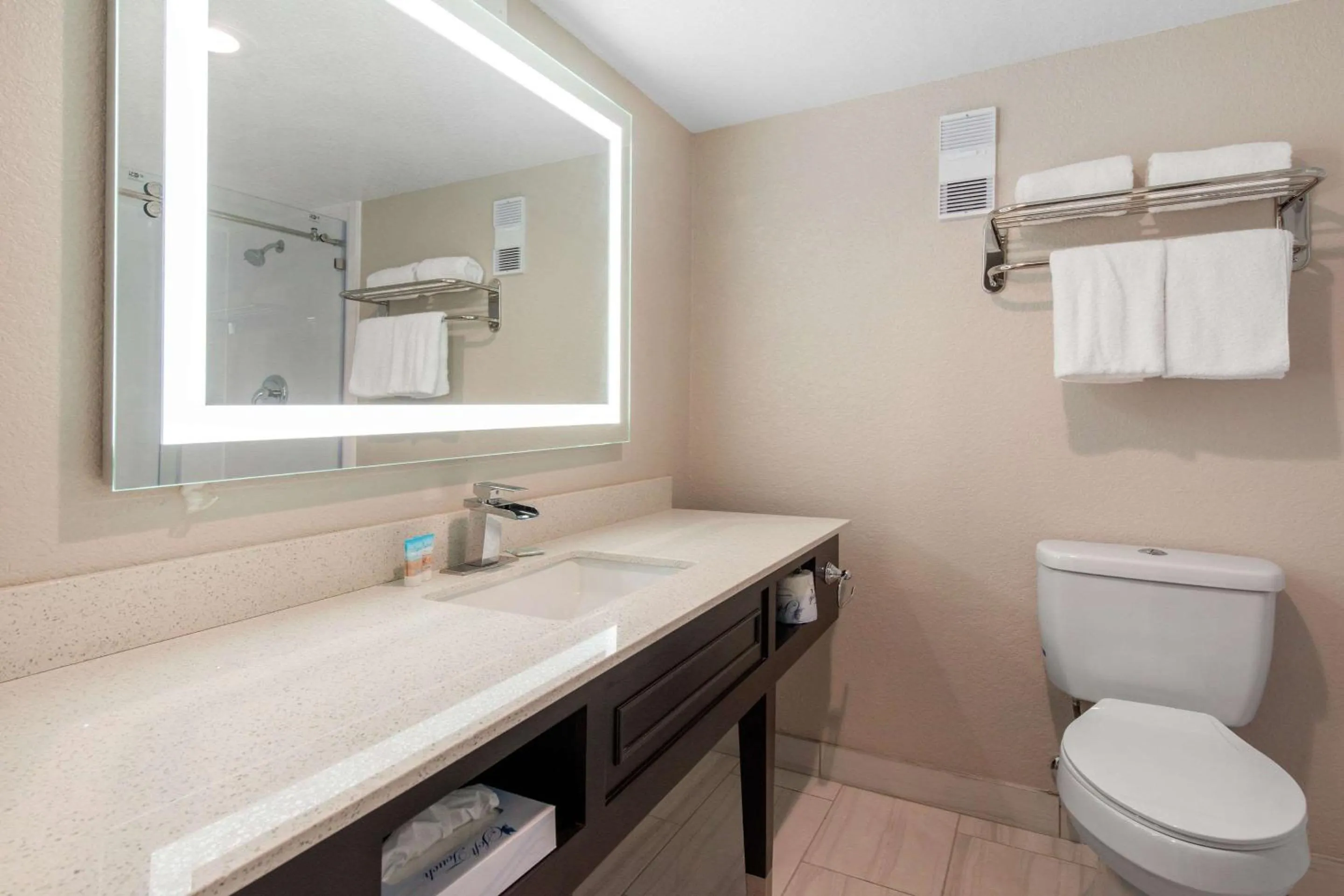 Bathroom in Palazzo Lakeside Hotel