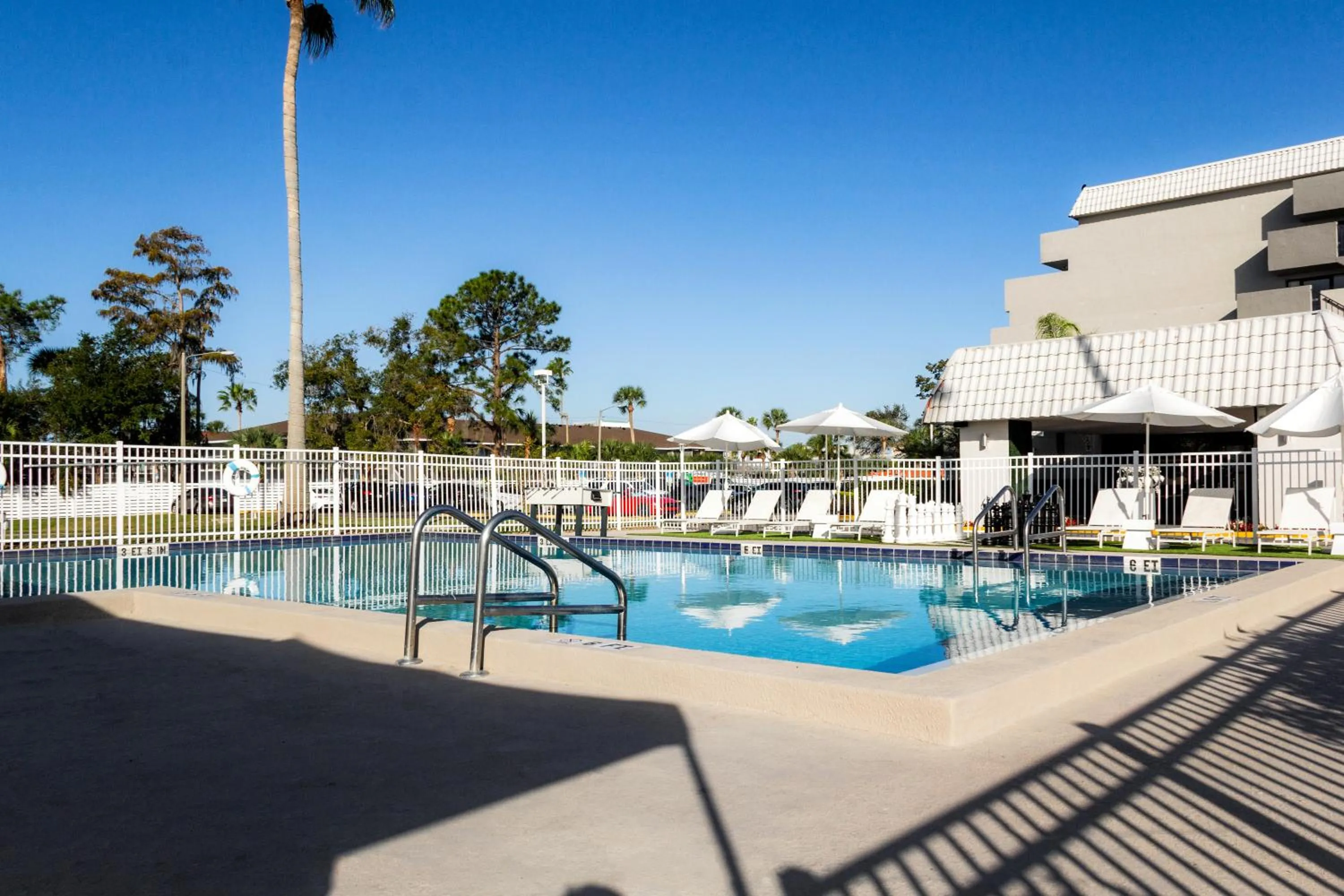 Swimming pool in Palazzo Lakeside Hotel