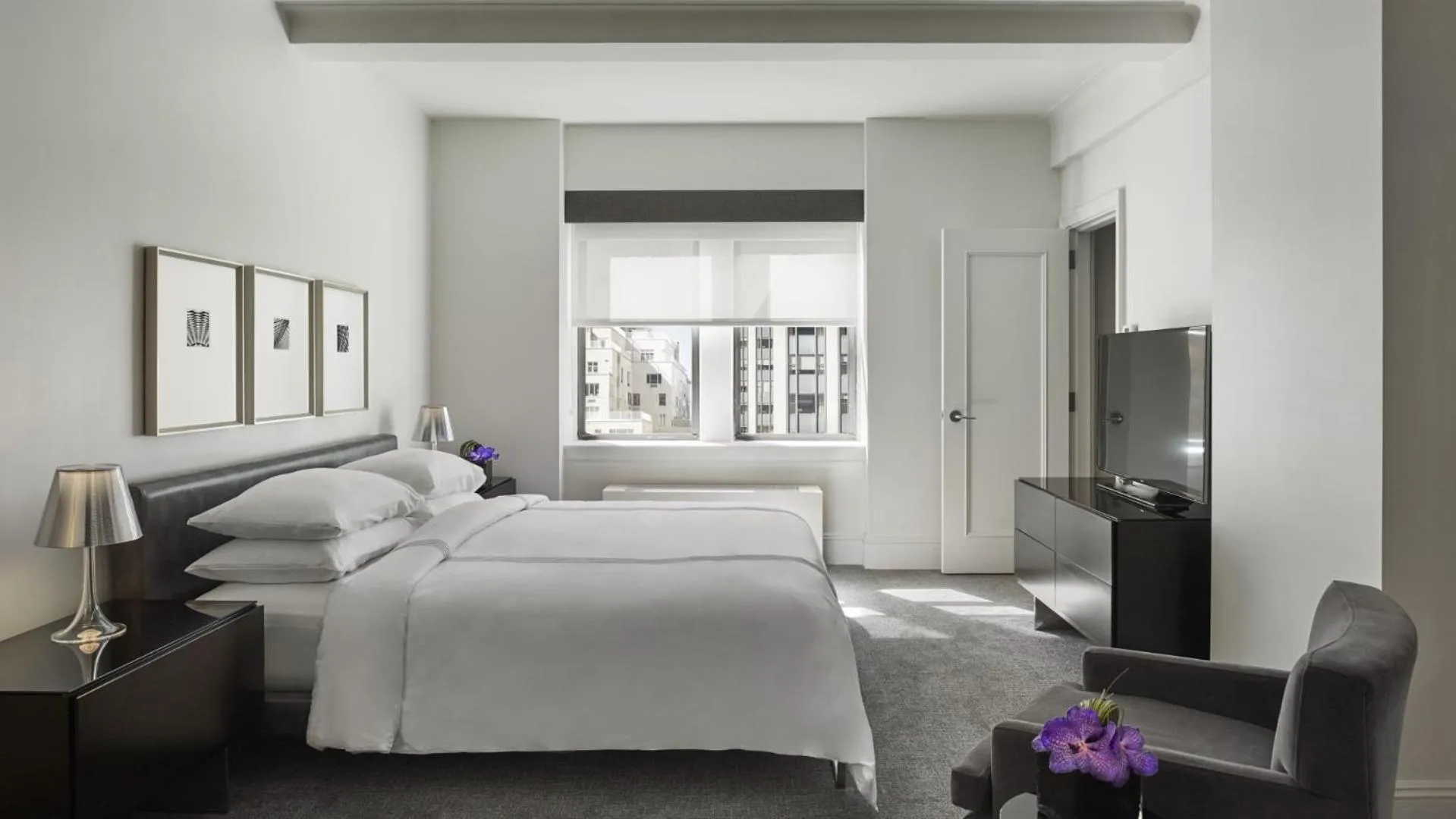 Photo of the whole room, Bed in AKA Central Park