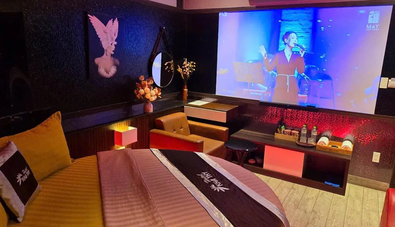 Communal lounge/ TV room in Kha Thy Hotel