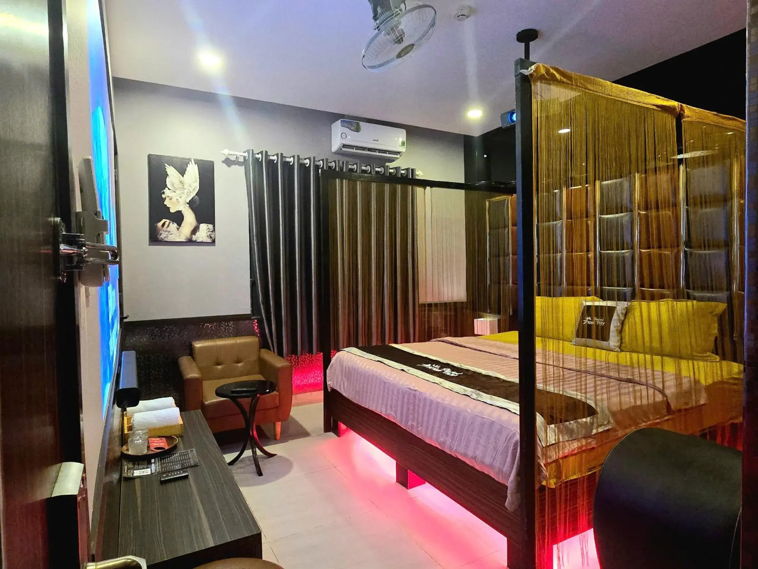 Deluxe King Room in Kha Thy Hotel Deluxe King Room in Kha Thy Hotel