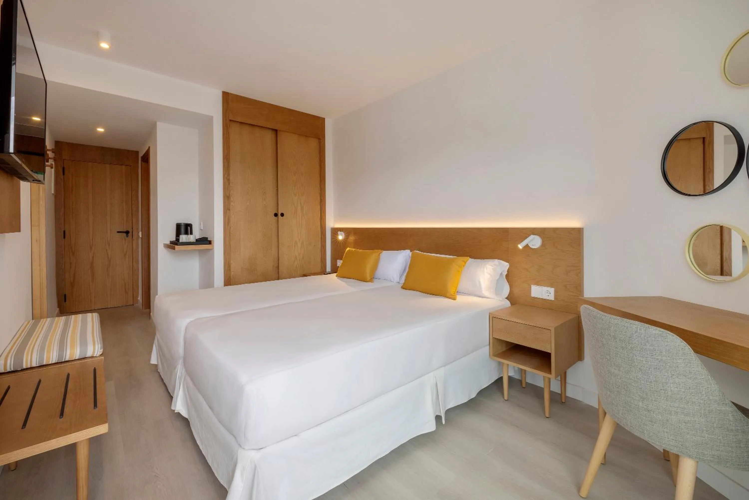 Photo of the whole room, Bed in HM Isabela-Adults Only