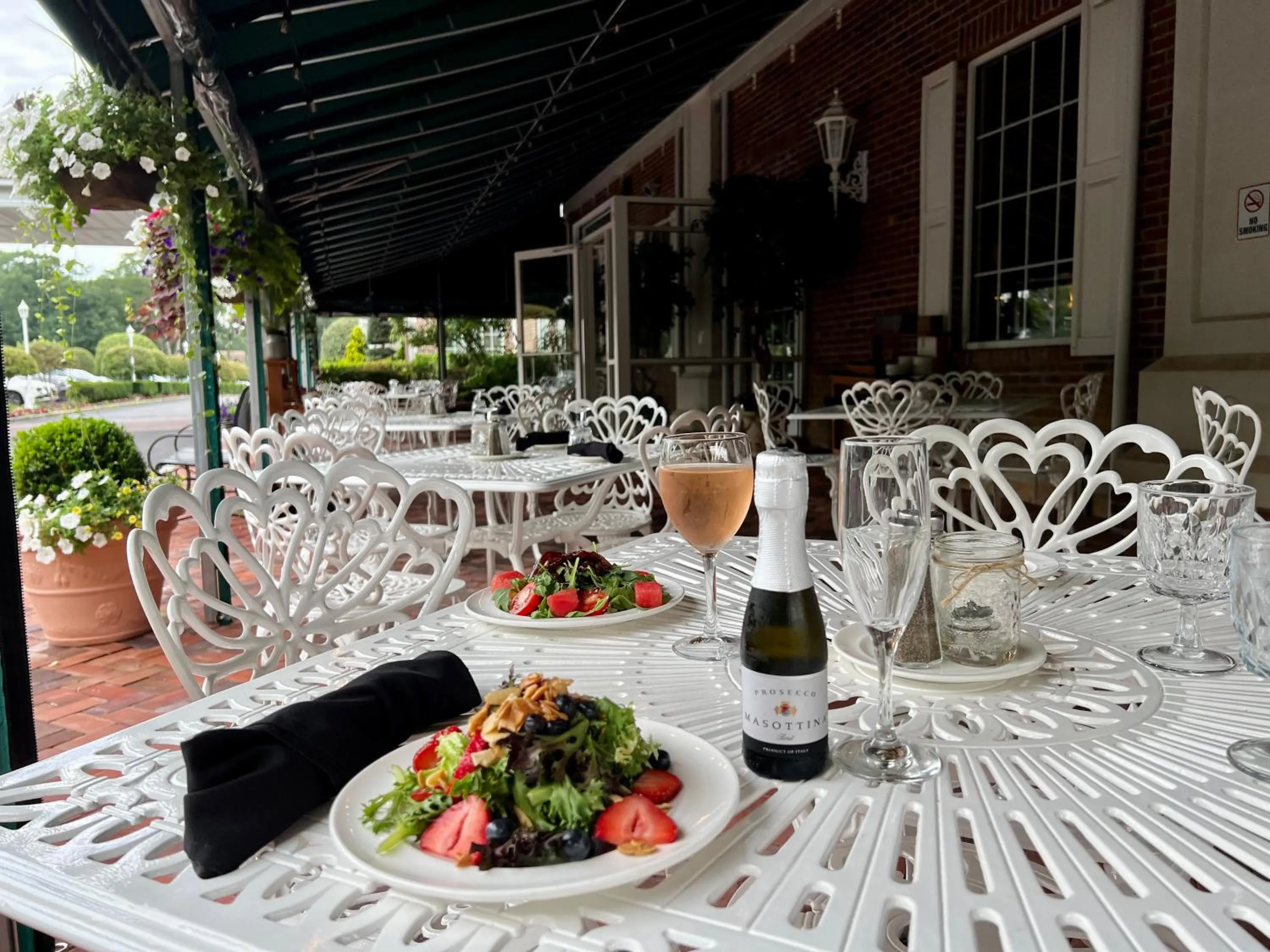 Restaurant/places to eat in The Inn and Spa at East Wind