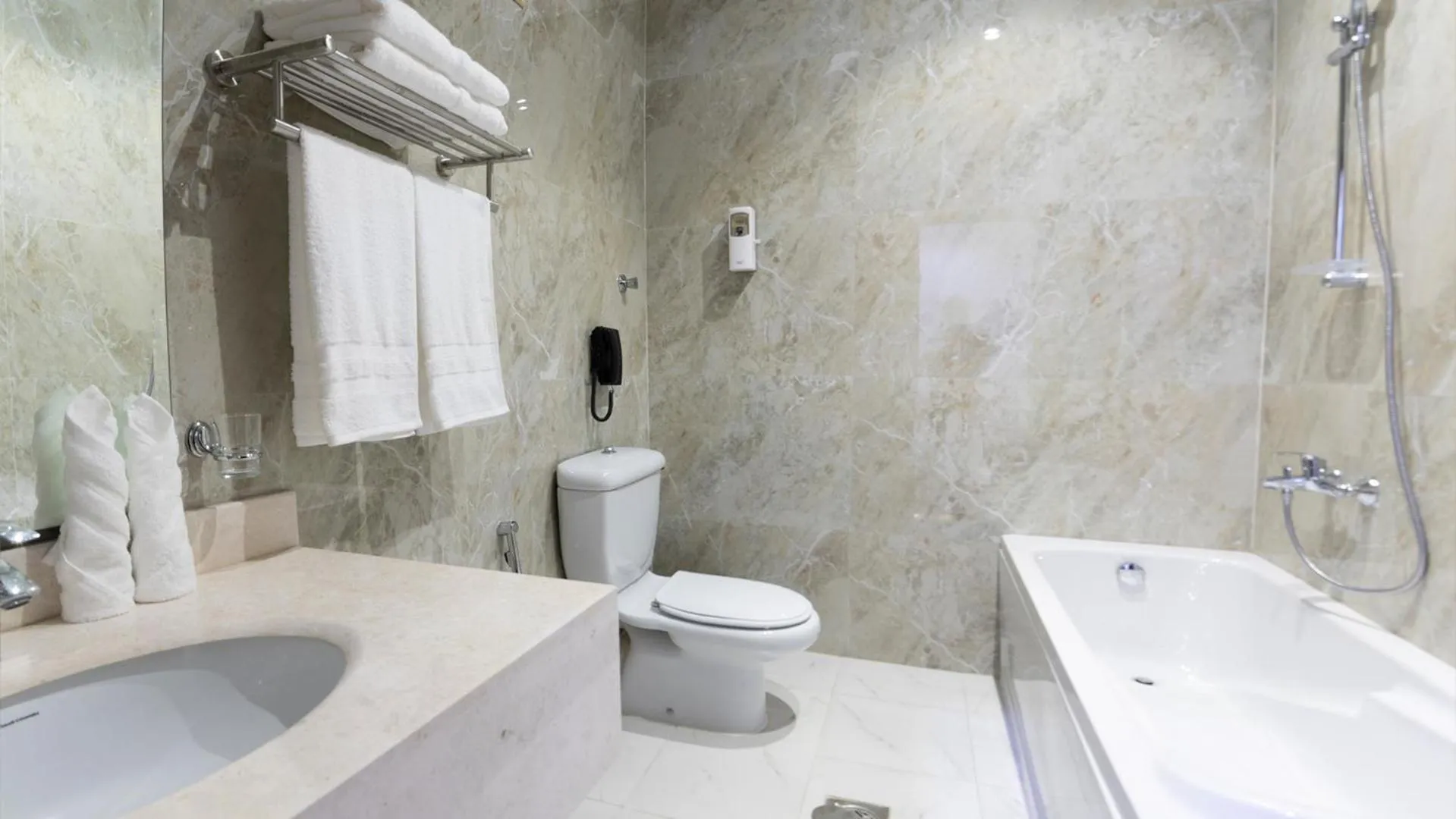 Toilet in Golden Dream Hotel