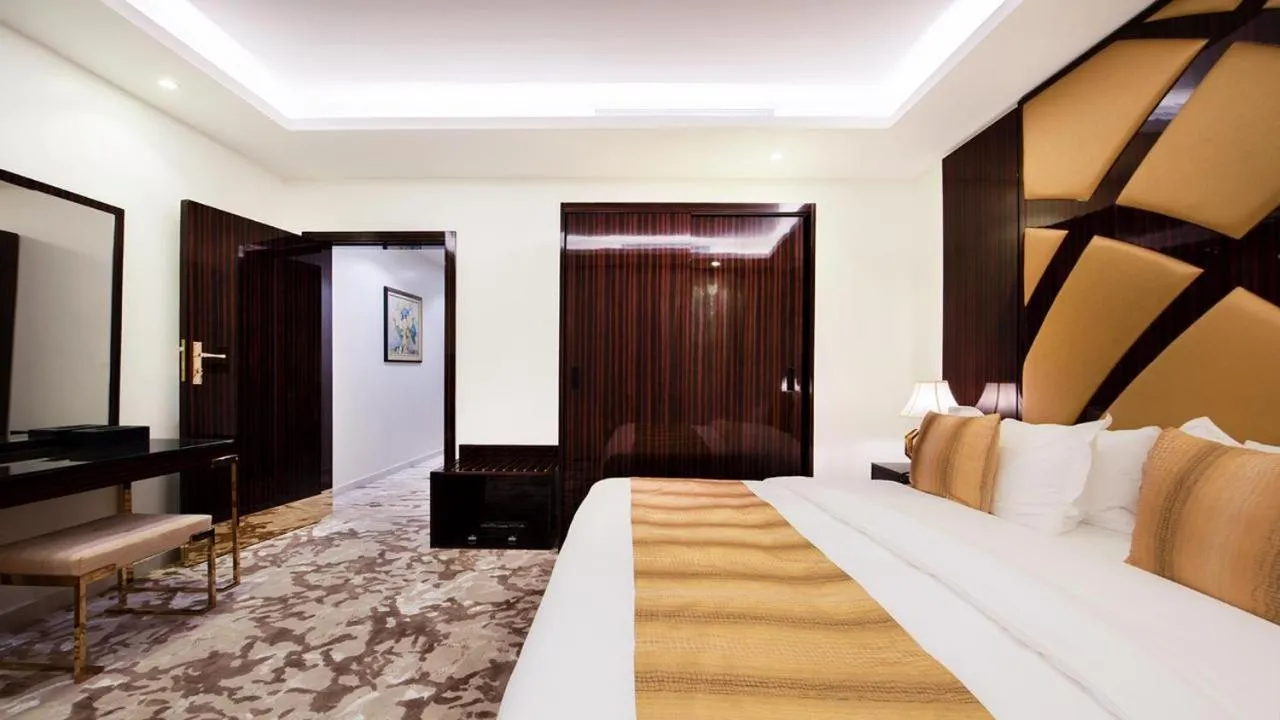 Bedroom, Bed in Golden Dream Hotel