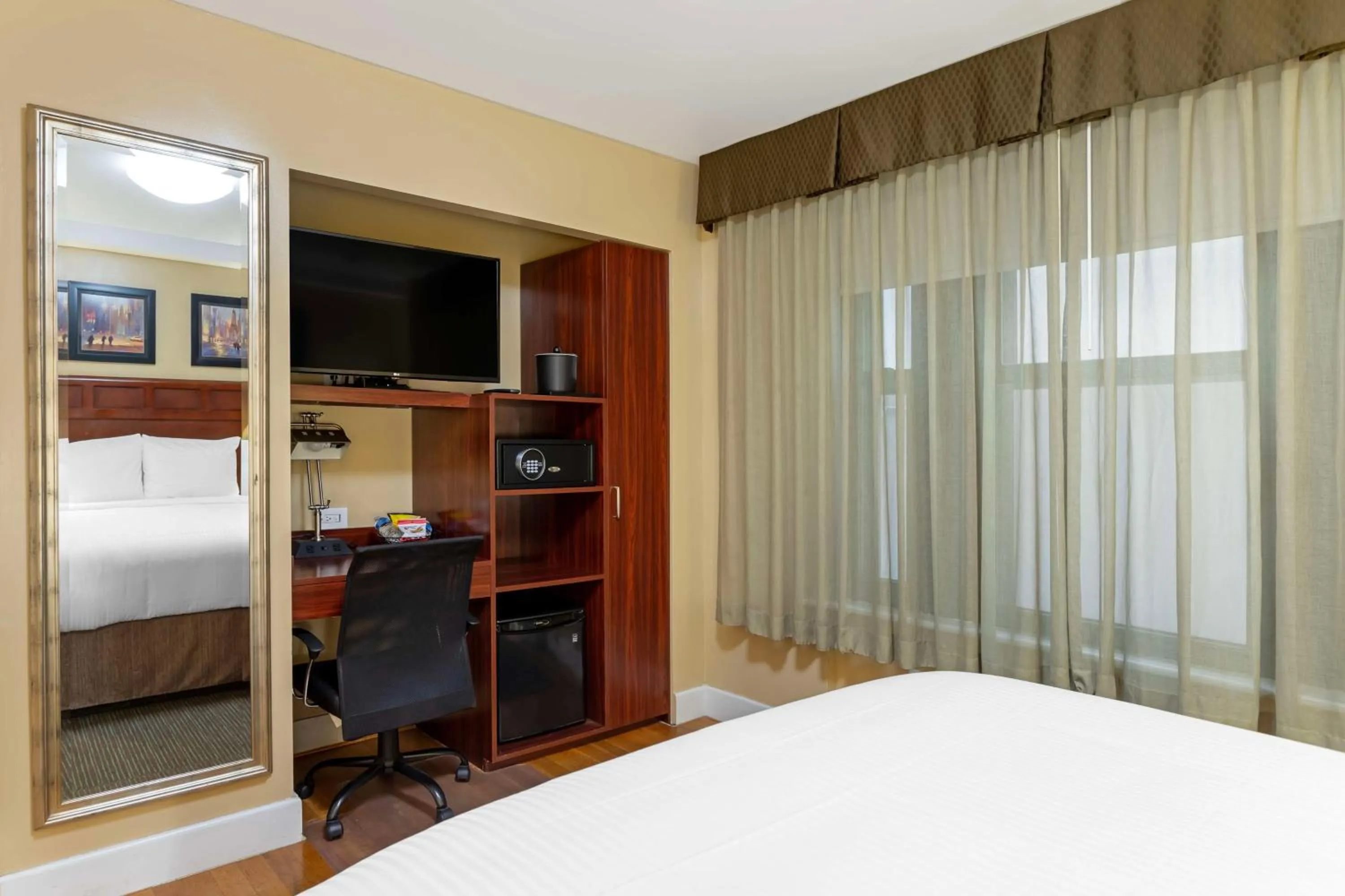 Bedroom, Bed in Best Western Plus Hospitality House Suites