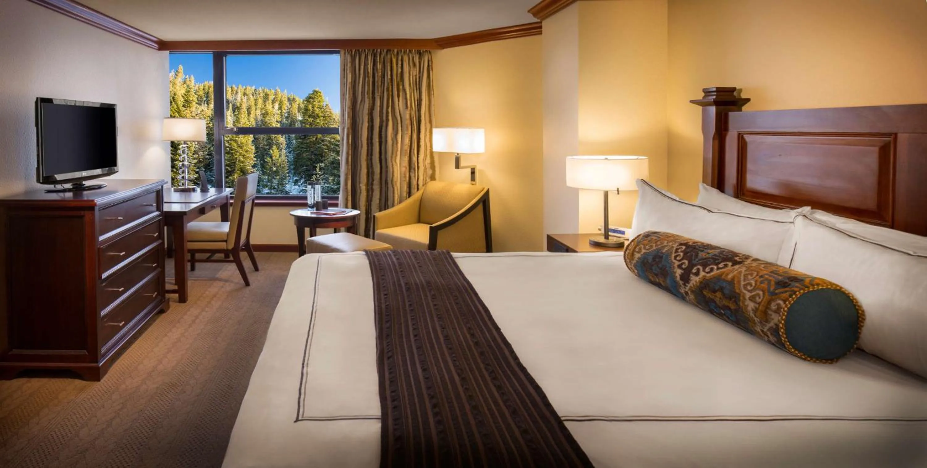 Photo of the whole room, Bed in Everline Resort and Spa, Lake Tahoe