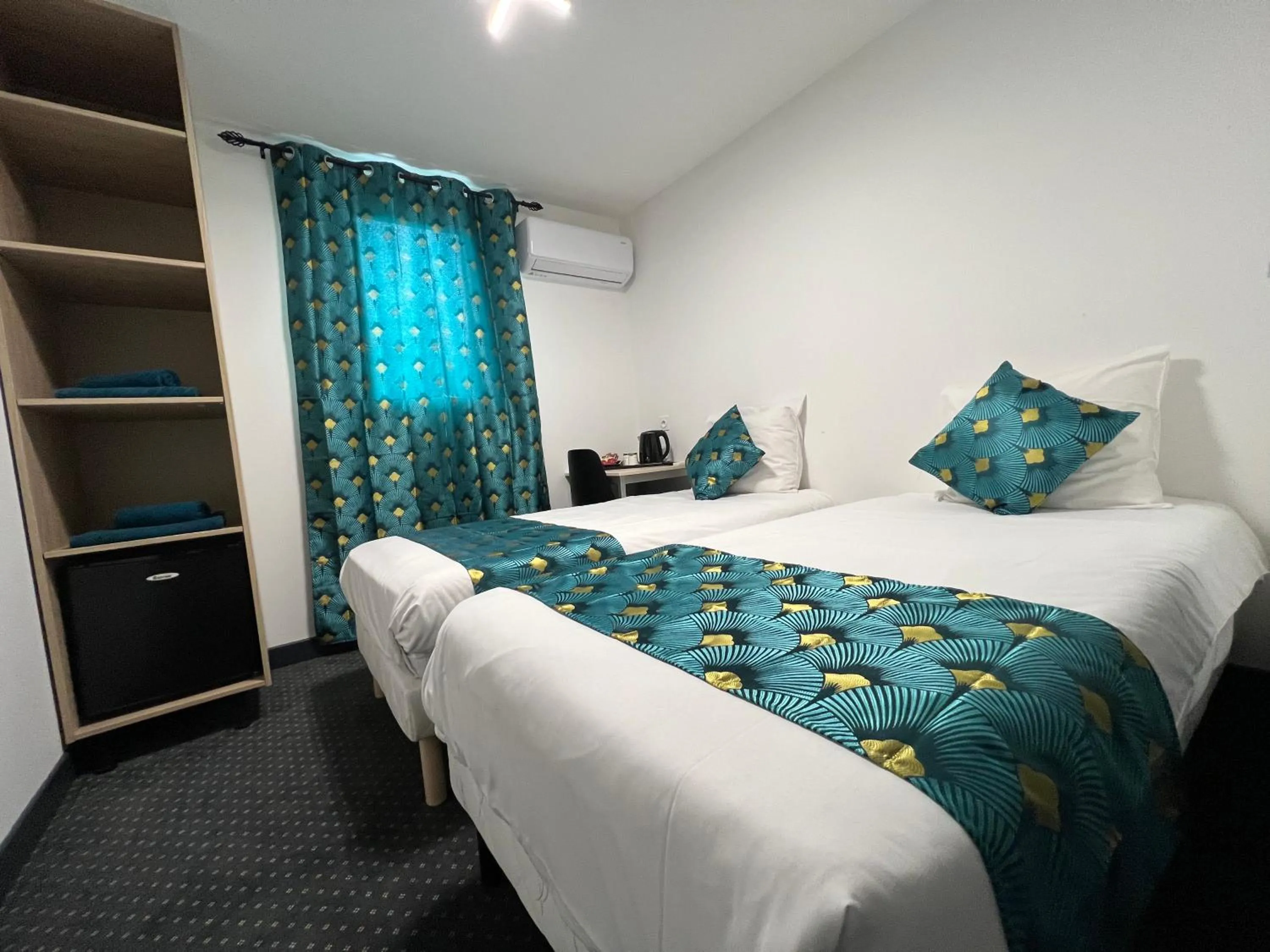 Twin Room with Private Bathroom in HOTEL DE LA PAIX Lyon Sud Givors