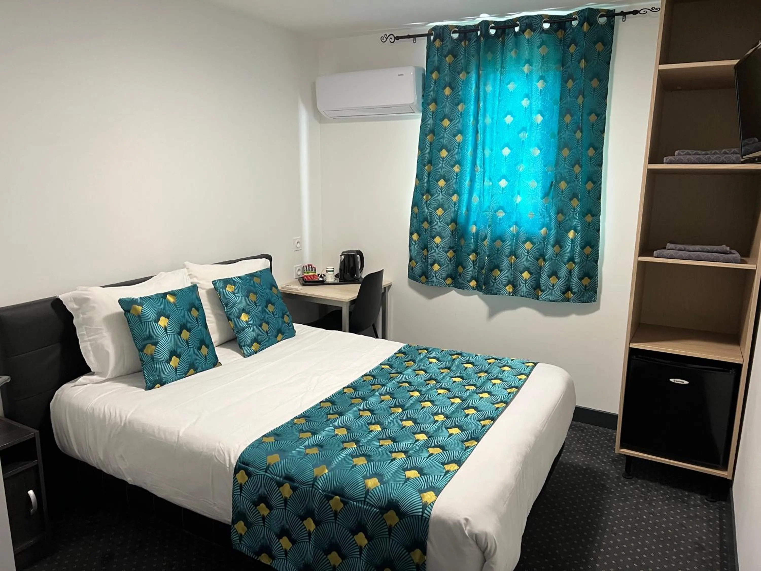 Double Room with Private Shower in HOTEL DE LA PAIX Lyon Sud Givors