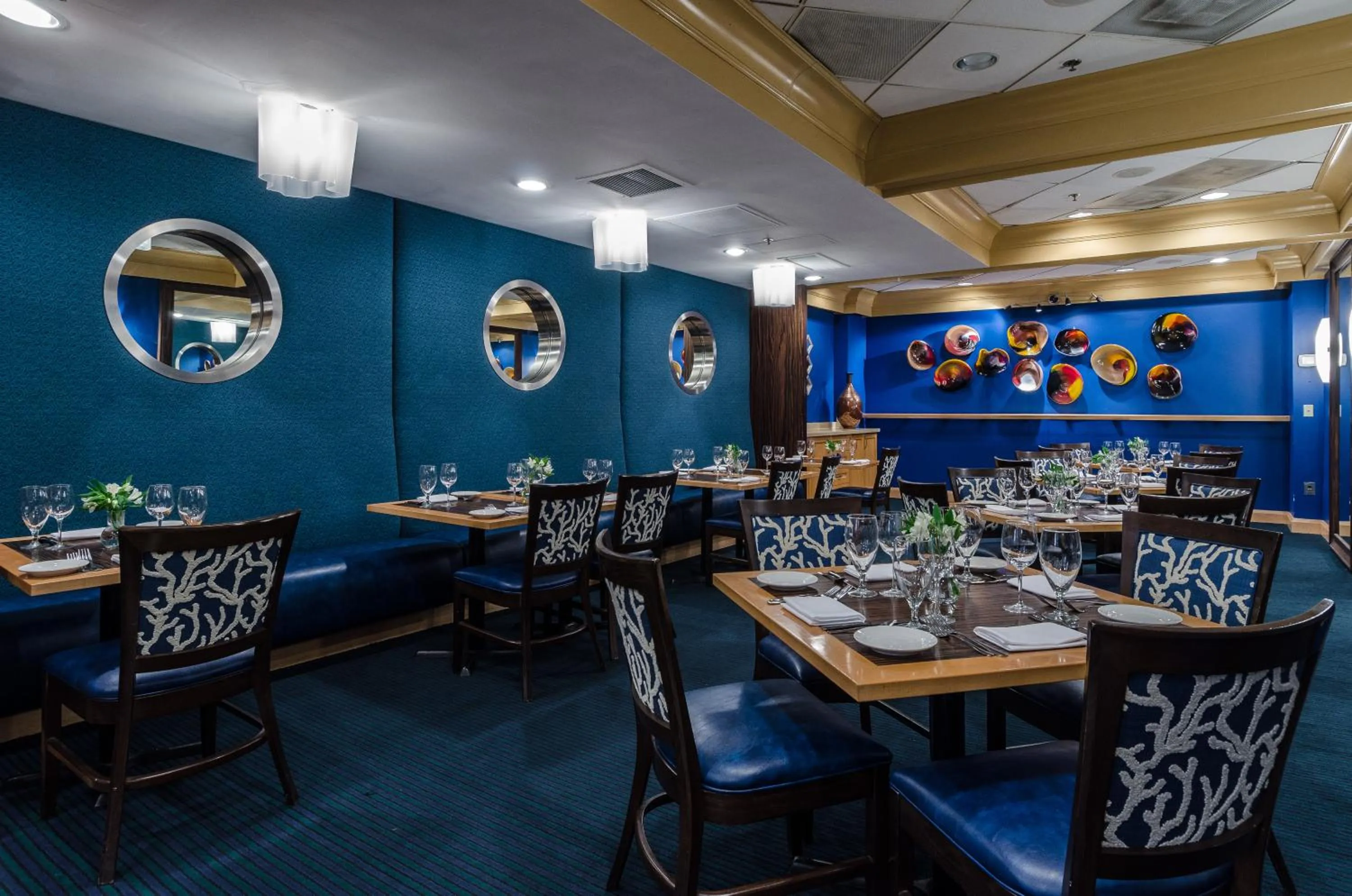 Restaurant/places to eat in Beacon Hotel & Corporate Quarters