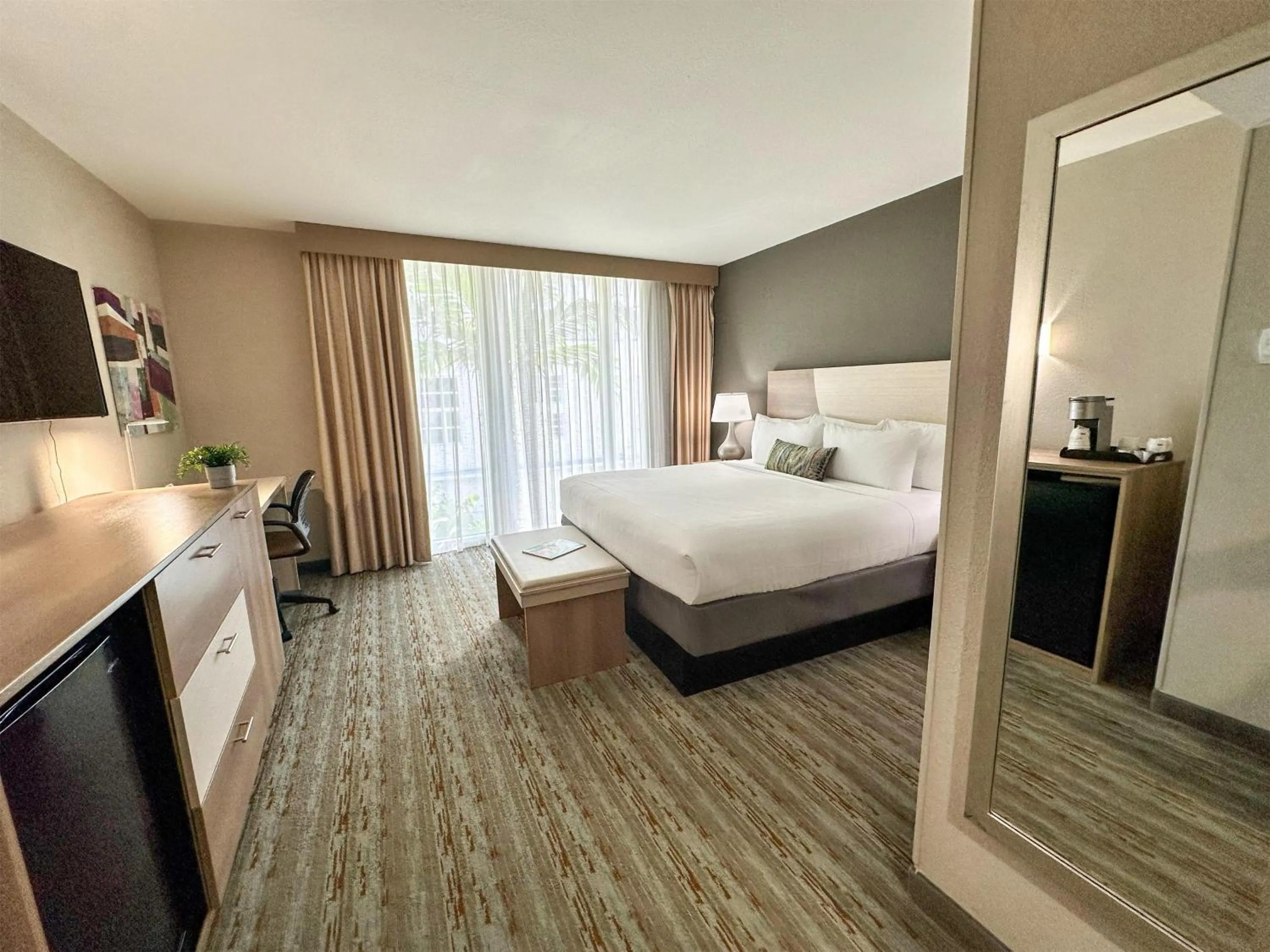 Photo of the whole room, Bed in Best Western Plus Atlantic Beach Resort