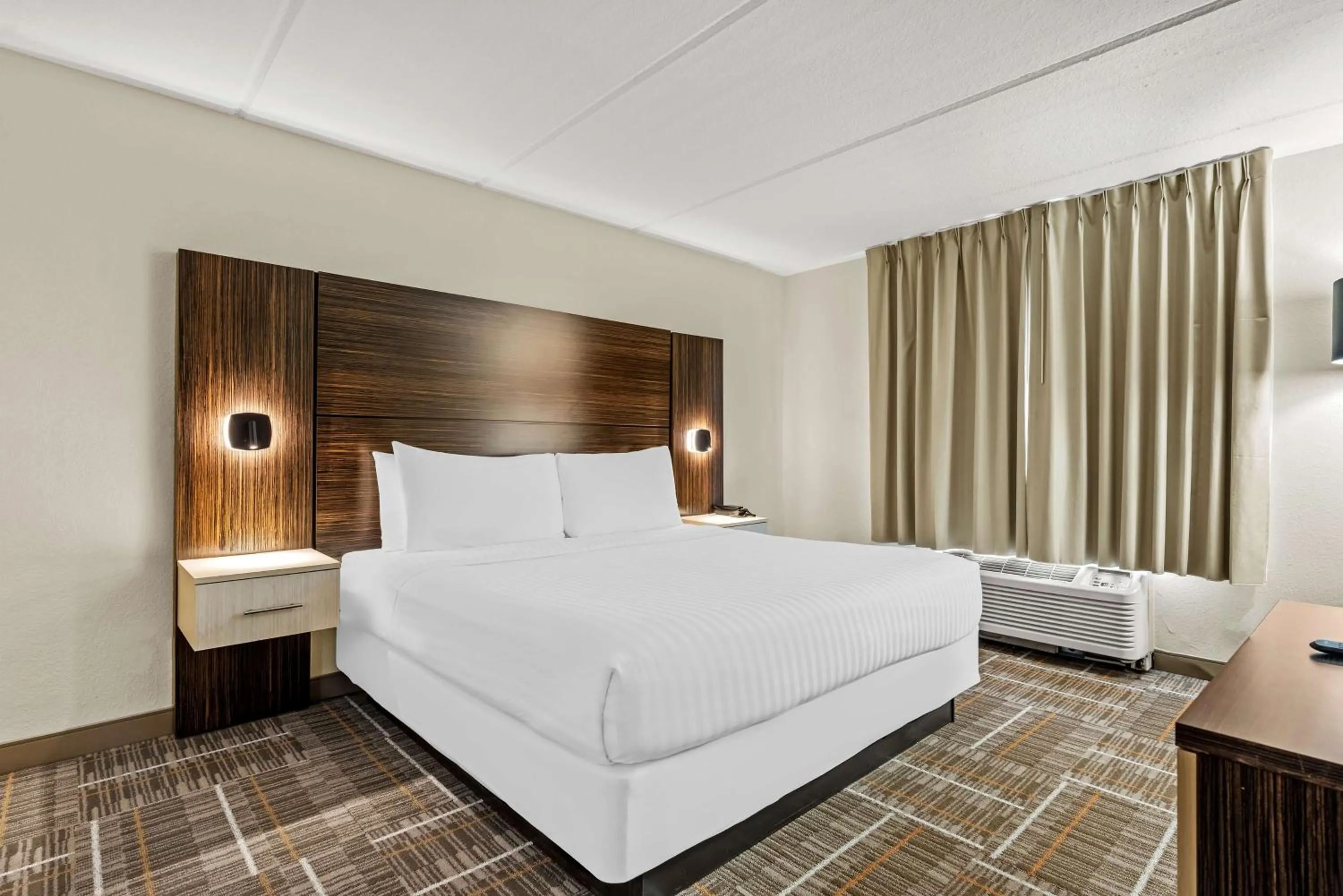 Bedroom, Bed in Best Western Airport Inn & Suites