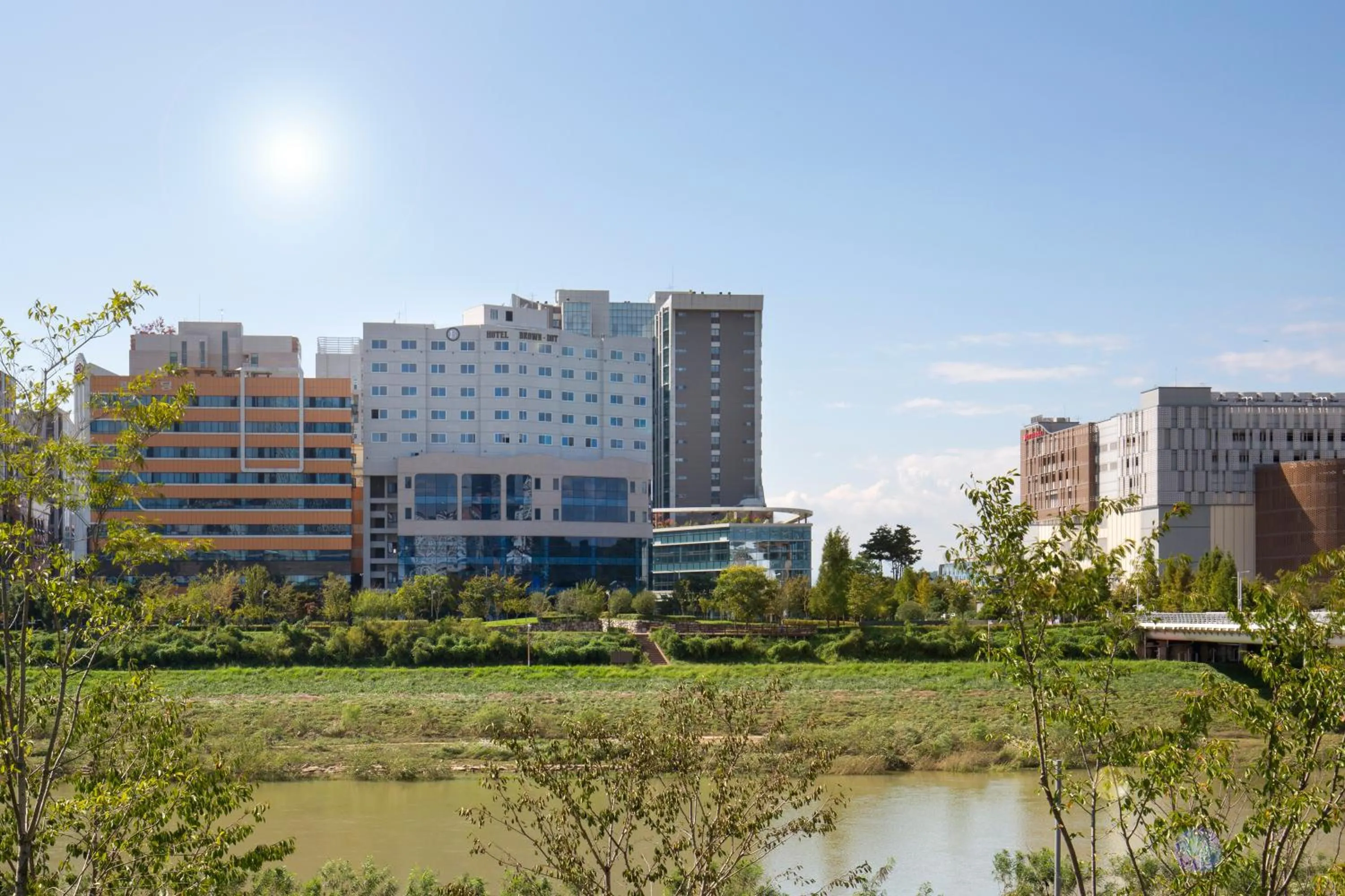Facade/entrance in Brown Dot Hotel Jinju
