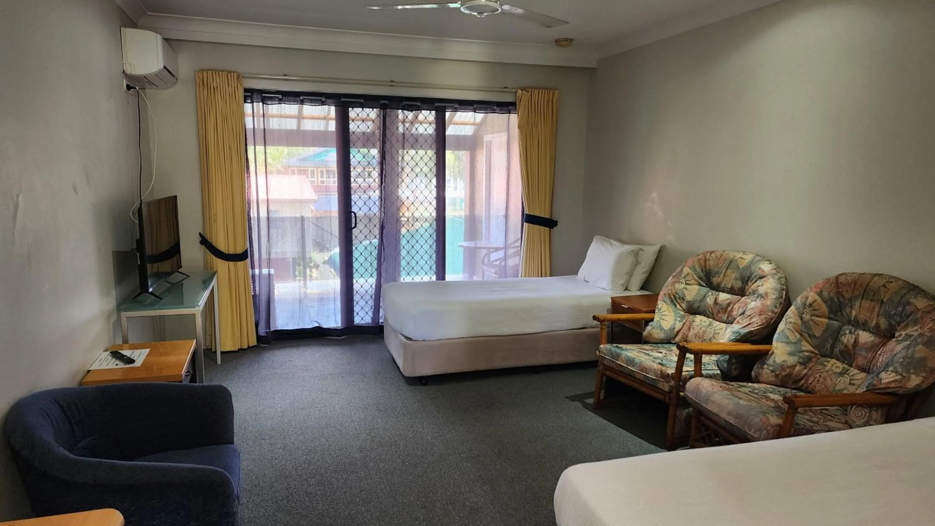 Bed in T's Resort & Motel