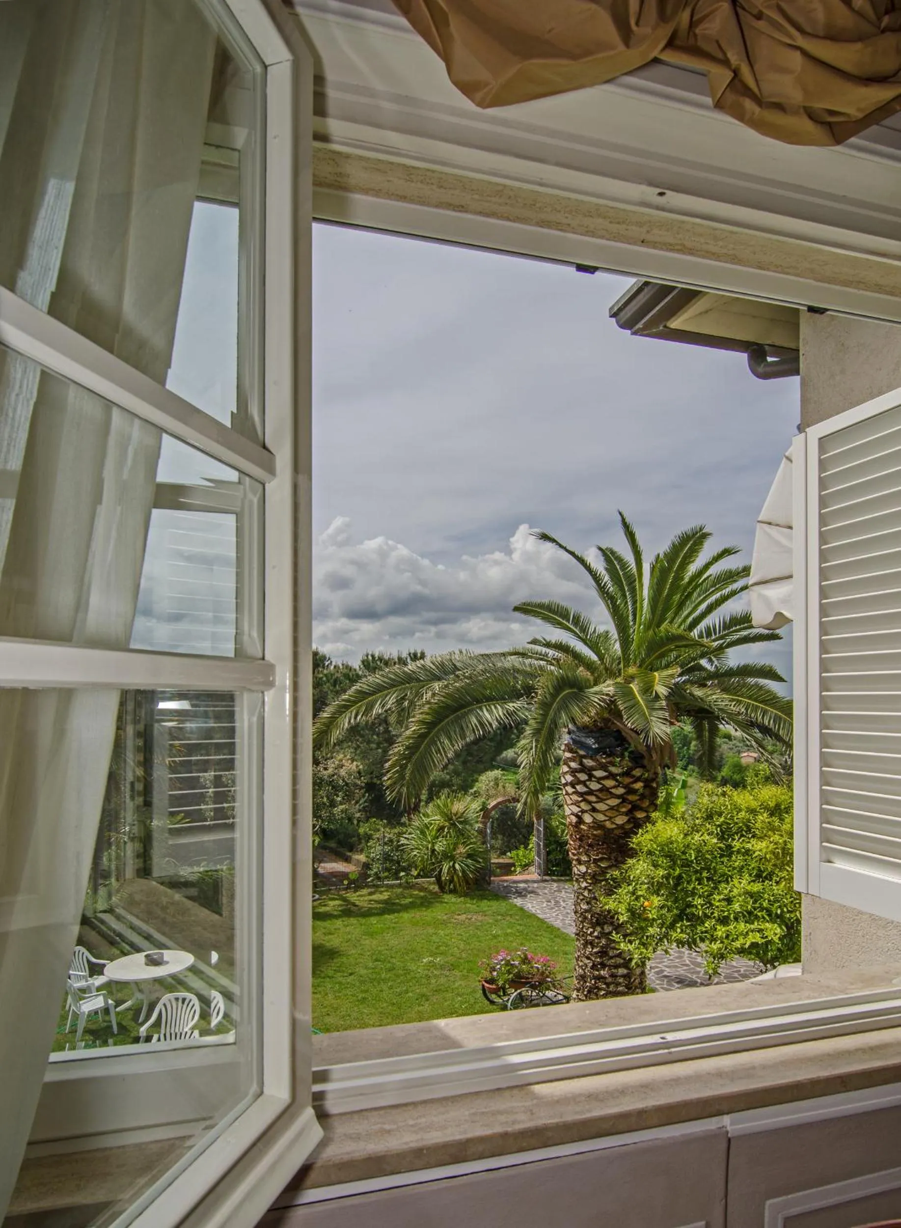 Garden view in La Chandelle