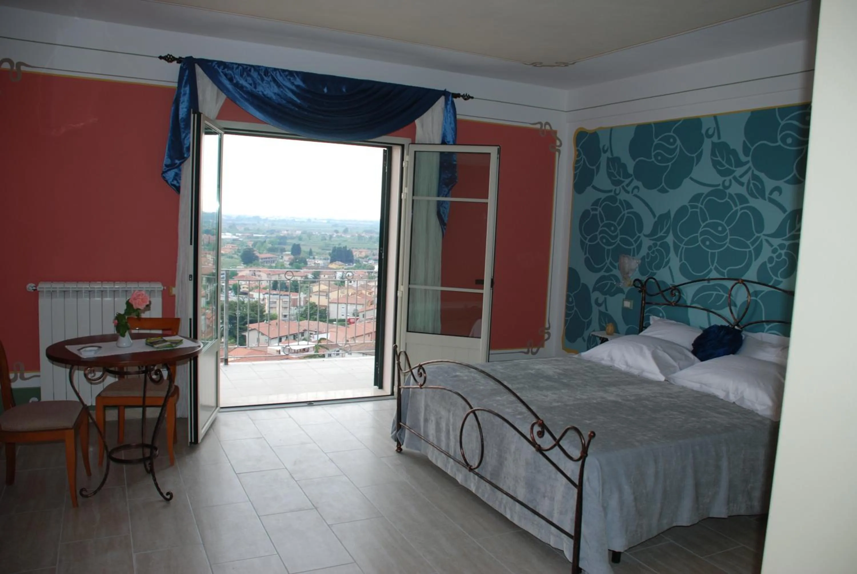 Photo of the whole room, Bed in La Chandelle