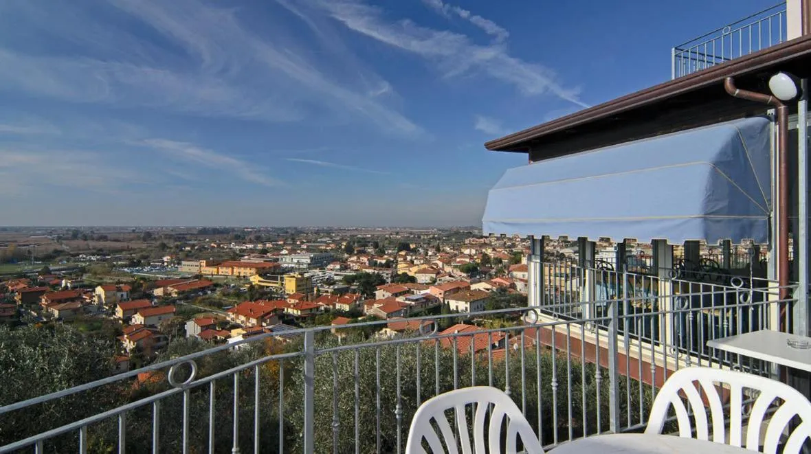 Facade/entrance in La Chandelle