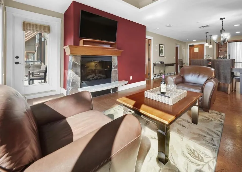 Star Suite -Luxurious condo with 3 fireplaces, and open Pool!