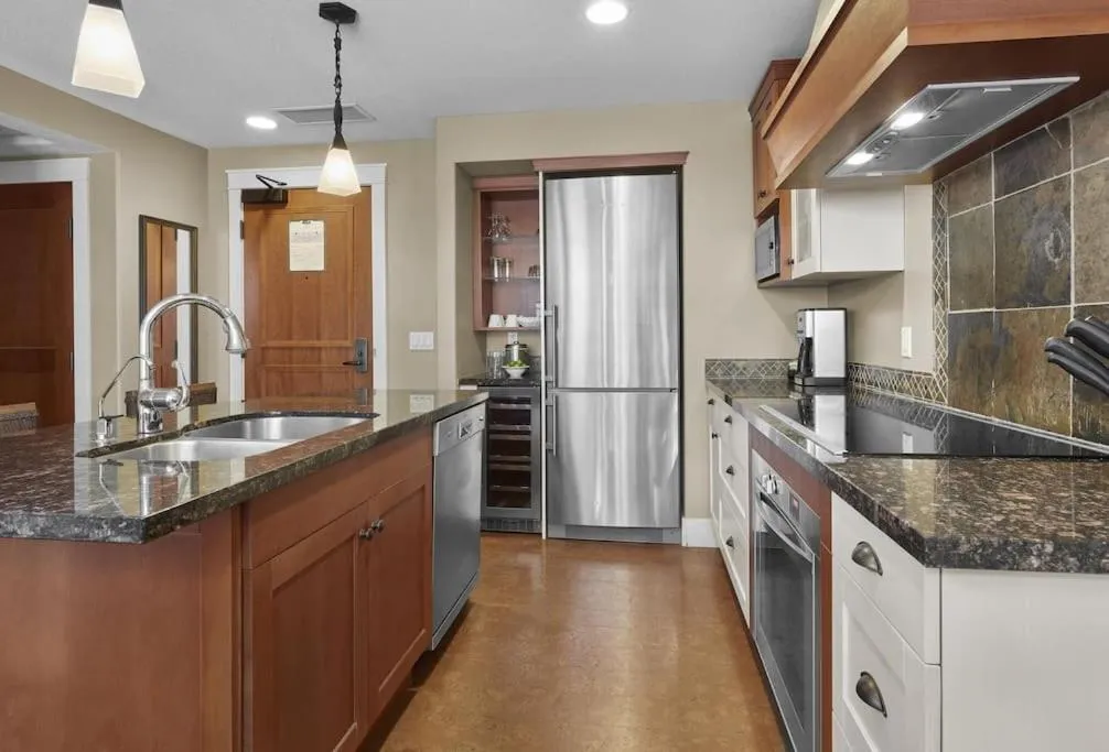 Star Suite -Luxurious condo with 3 fireplaces, and open Pool!