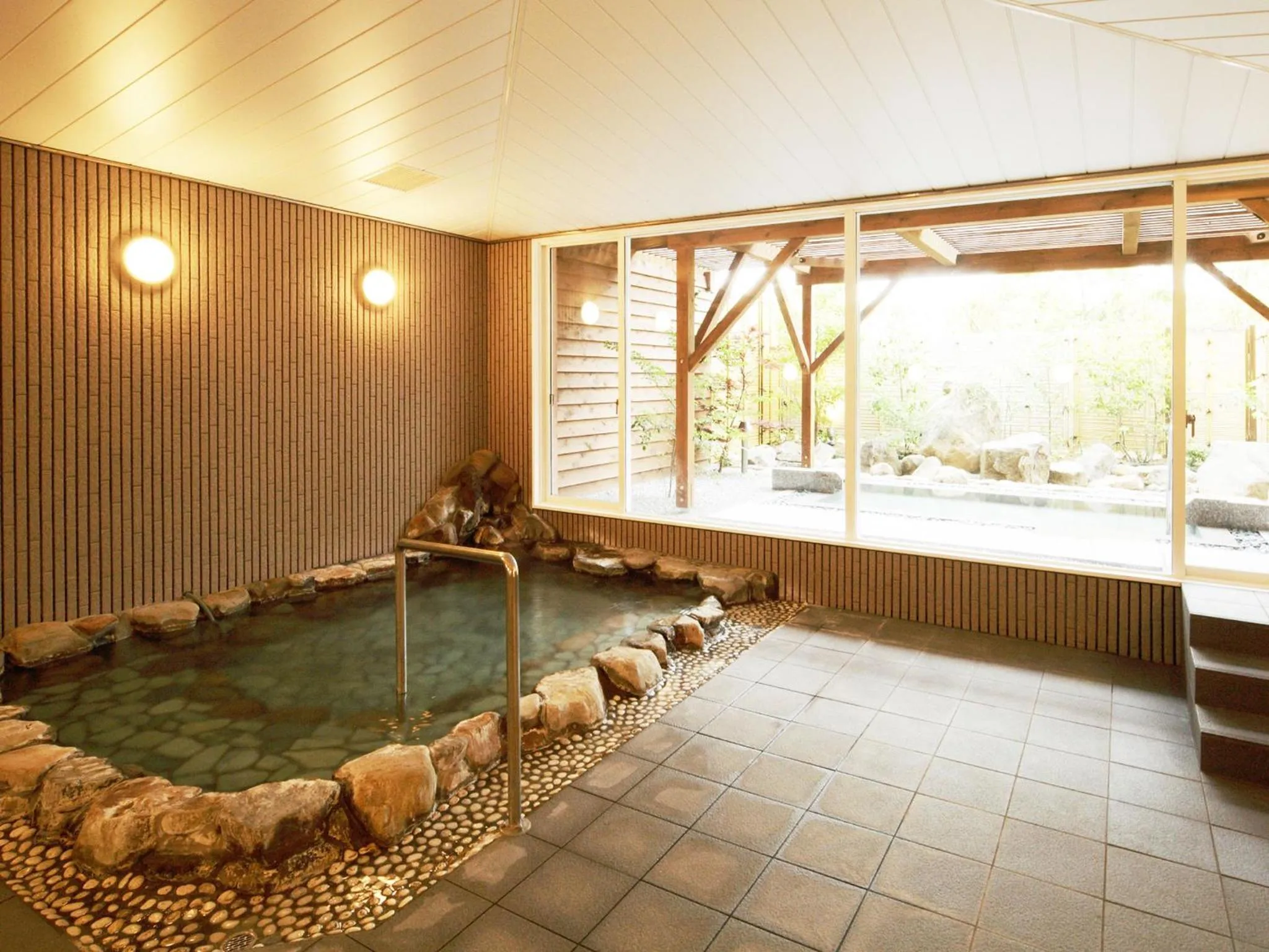 Hot Spring Bath in Auberge de South Terrace