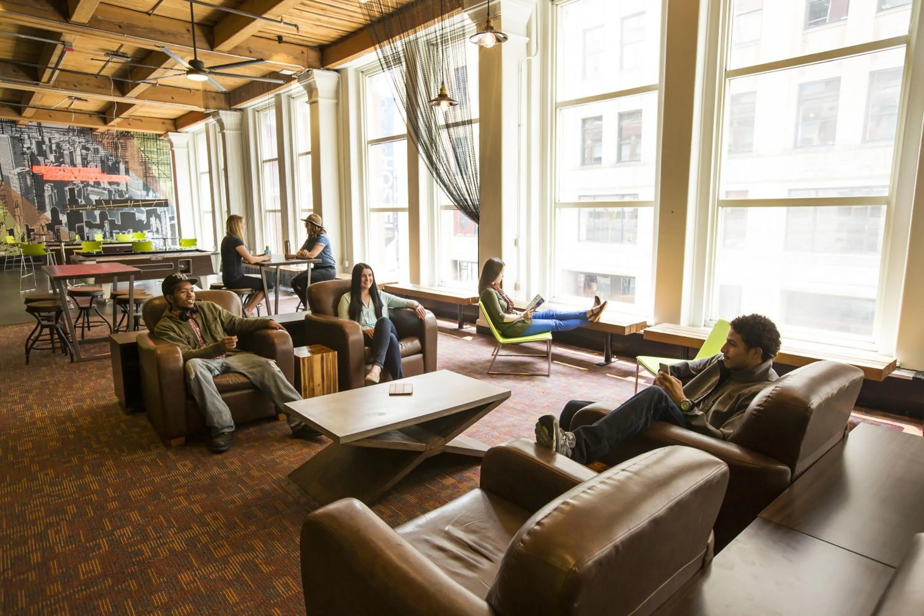 Communal lounge/ TV room in HI Chicago Hostel