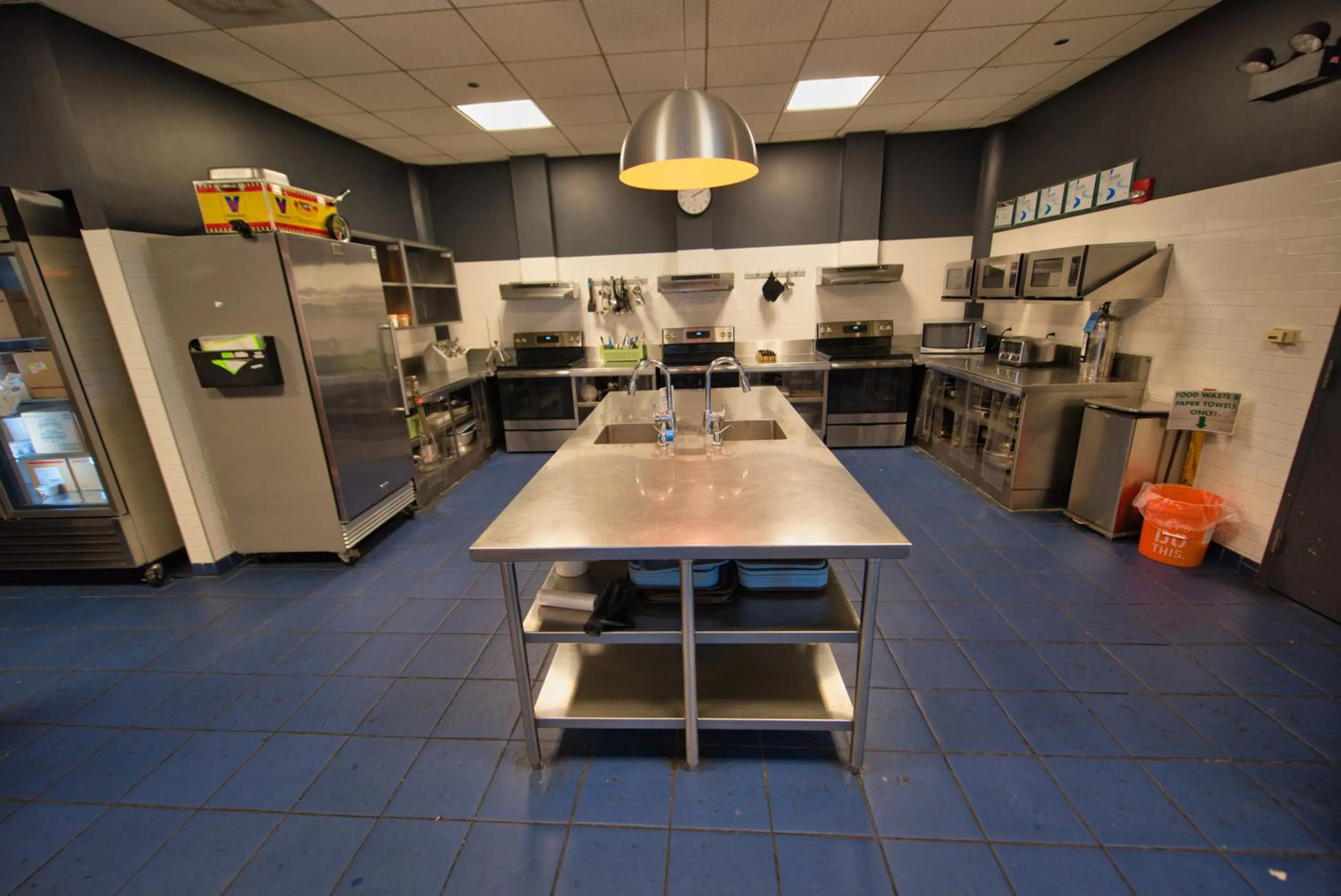 Kitchen or kitchenette in HI Chicago Hostel