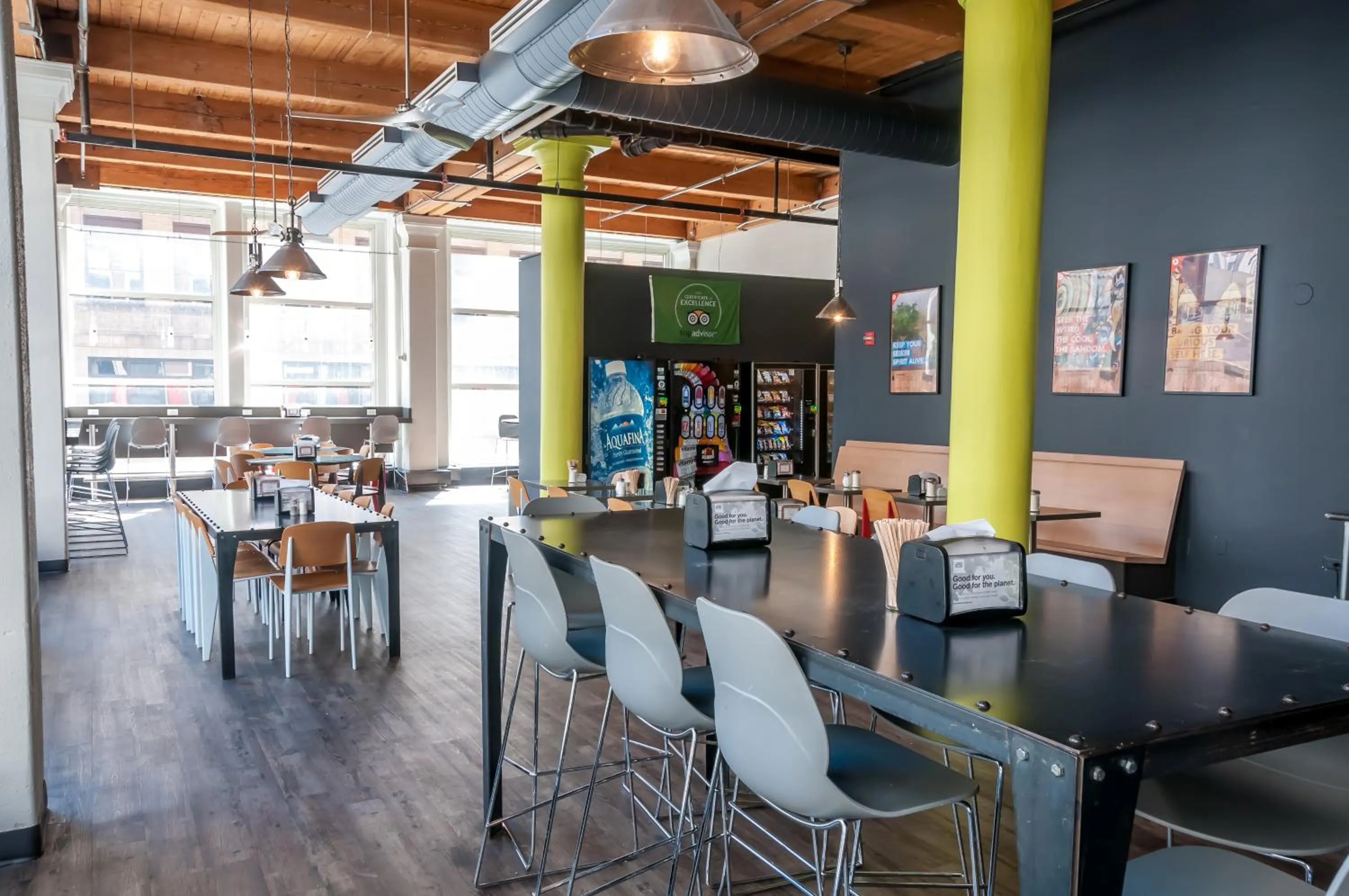 Dining area in HI Chicago Hostel